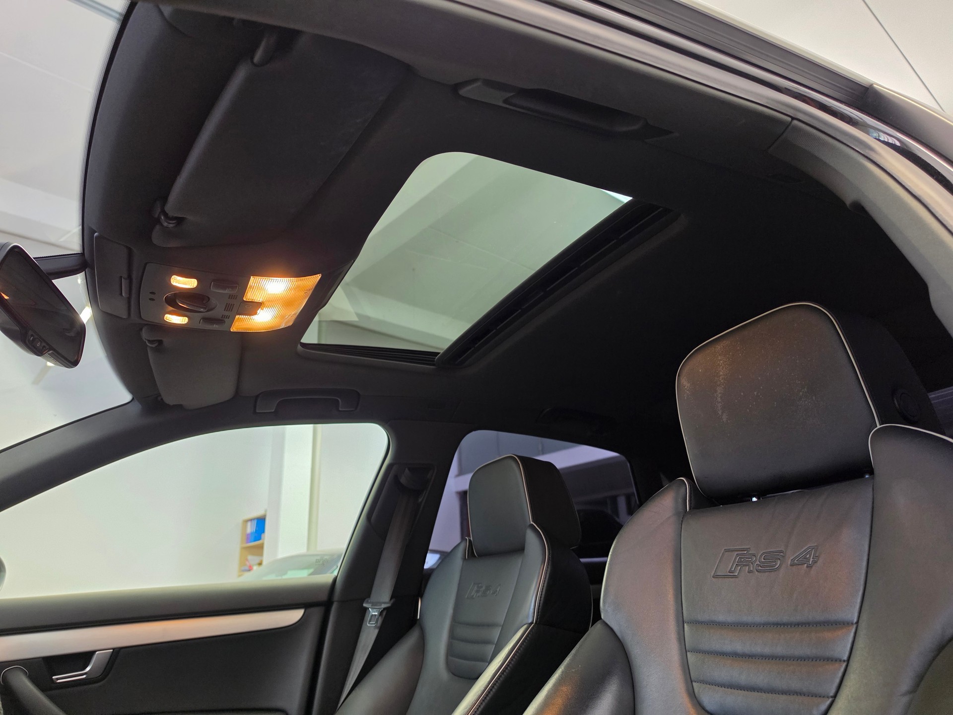 AUDI RS4 Limousine 4.2 V8 quattro-image-11