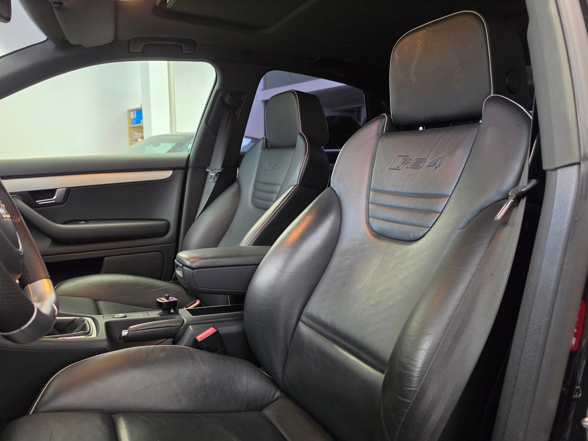 AUDI RS4 Limousine 4.2 V8 quattro-image-4