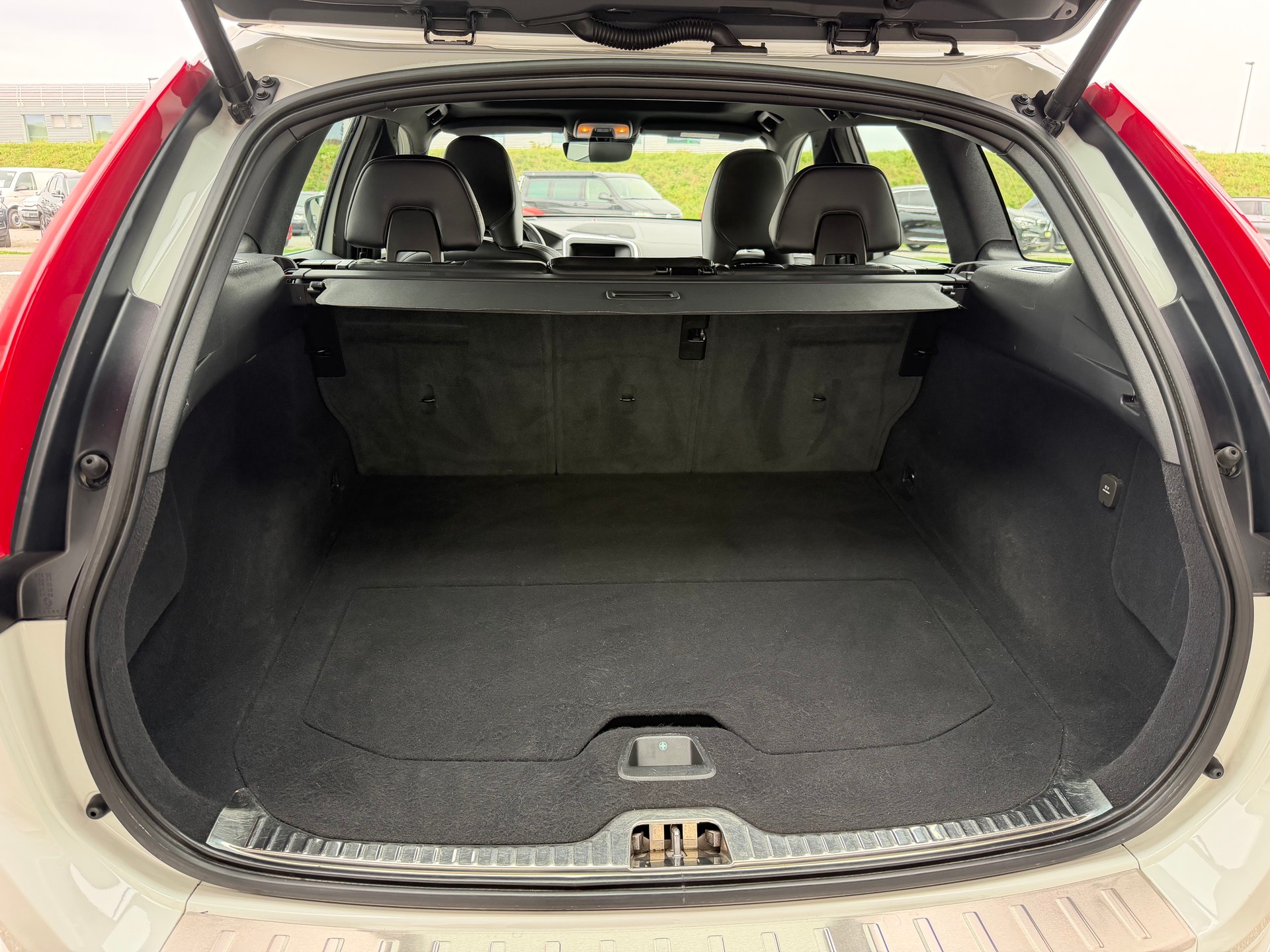 VOLVO XC60 T6 AWD Momentum R-Design Geartronic+++FRISCH AB MFK+++-image-11