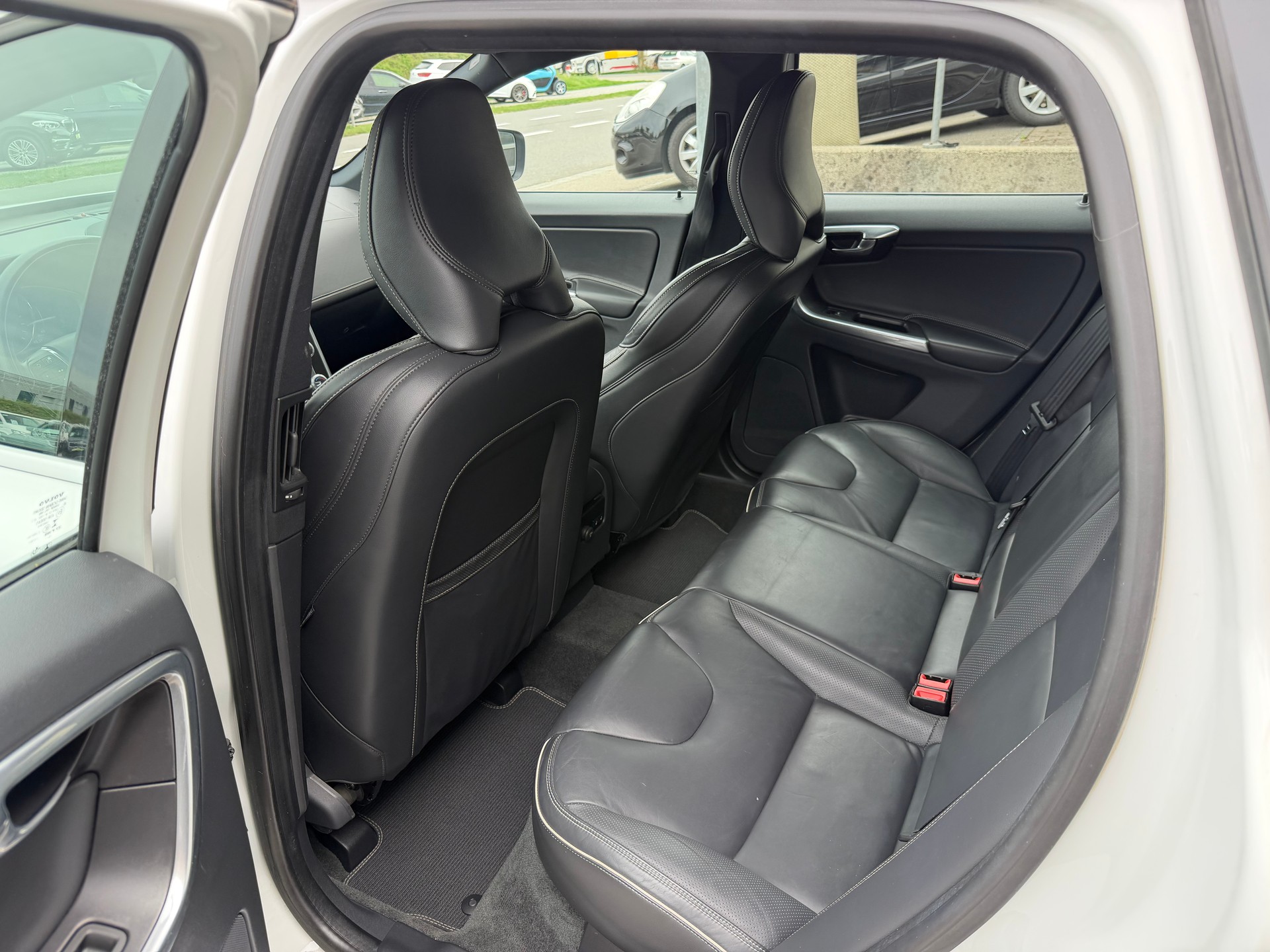 VOLVO XC60 T6 AWD Momentum R-Design Geartronic+++FRISCH AB MFK+++-image-10