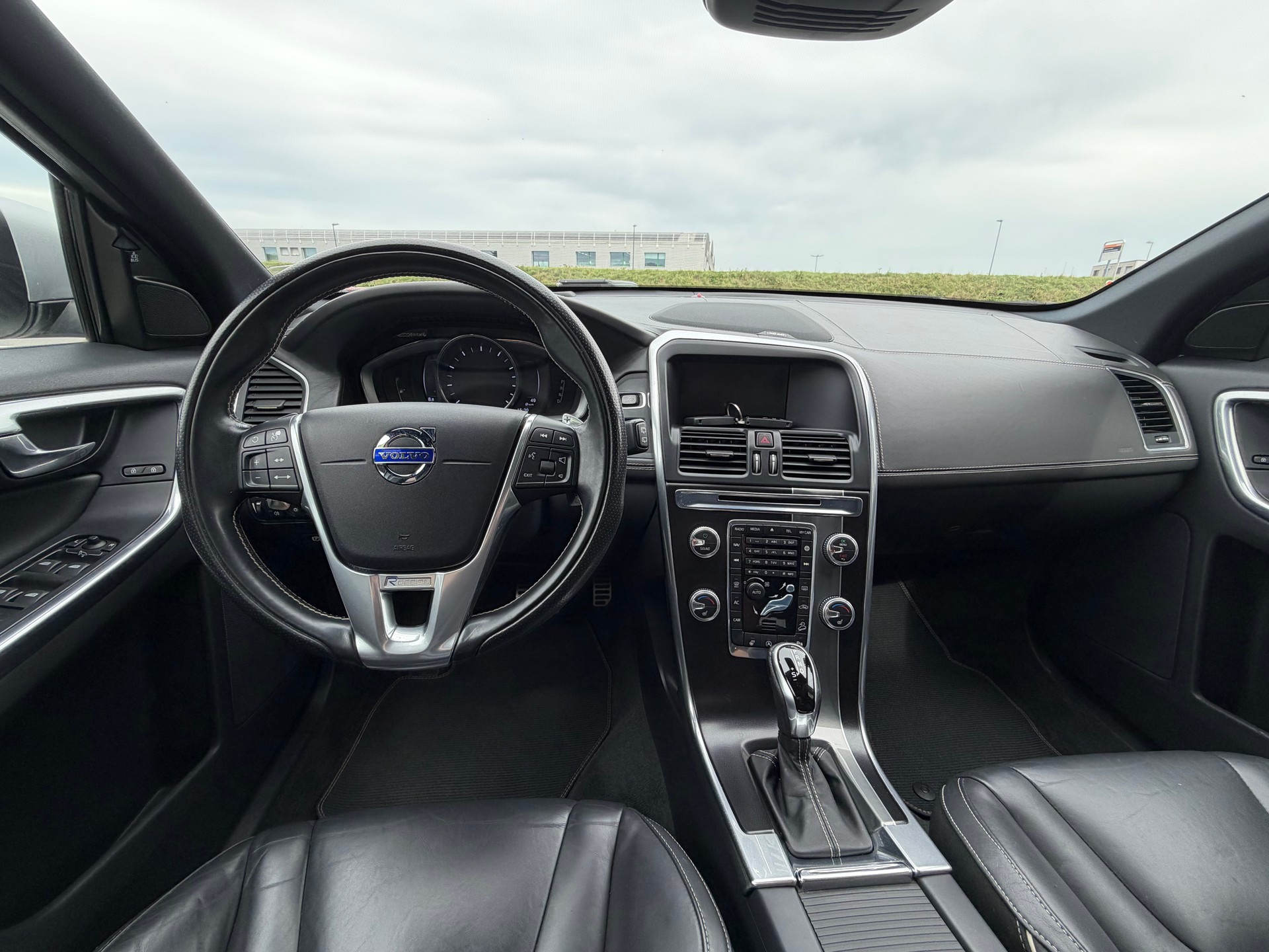 VOLVO XC60 T6 AWD Momentum R-Design Geartronic+++FRISCH AB MFK+++-image-7