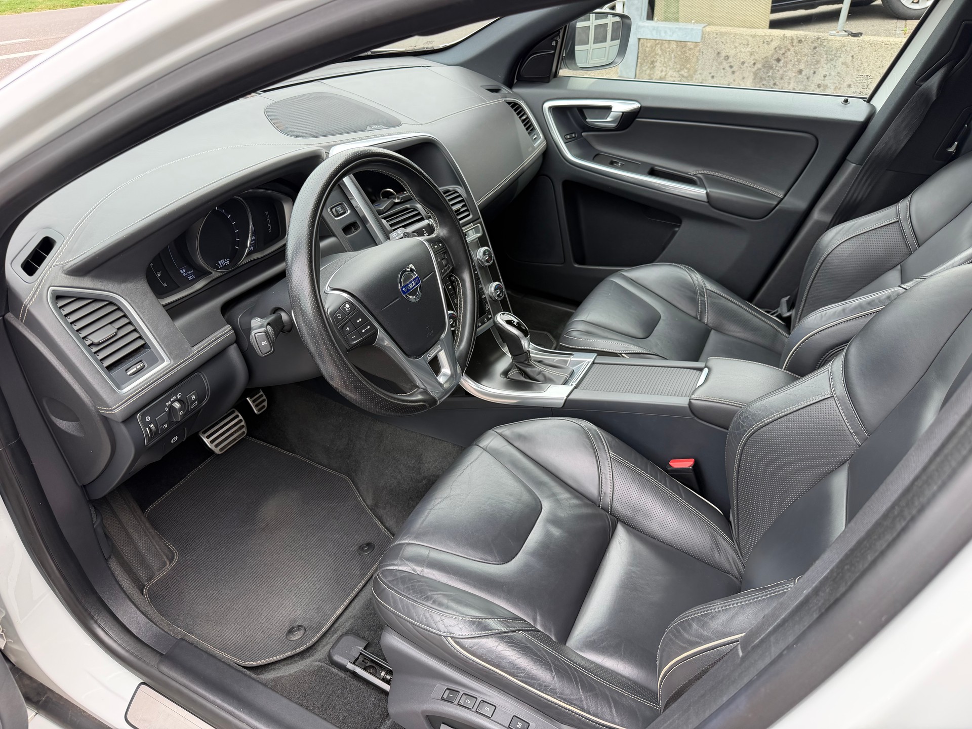 VOLVO XC60 T6 AWD Momentum R-Design Geartronic+++FRISCH AB MFK+++-image-5