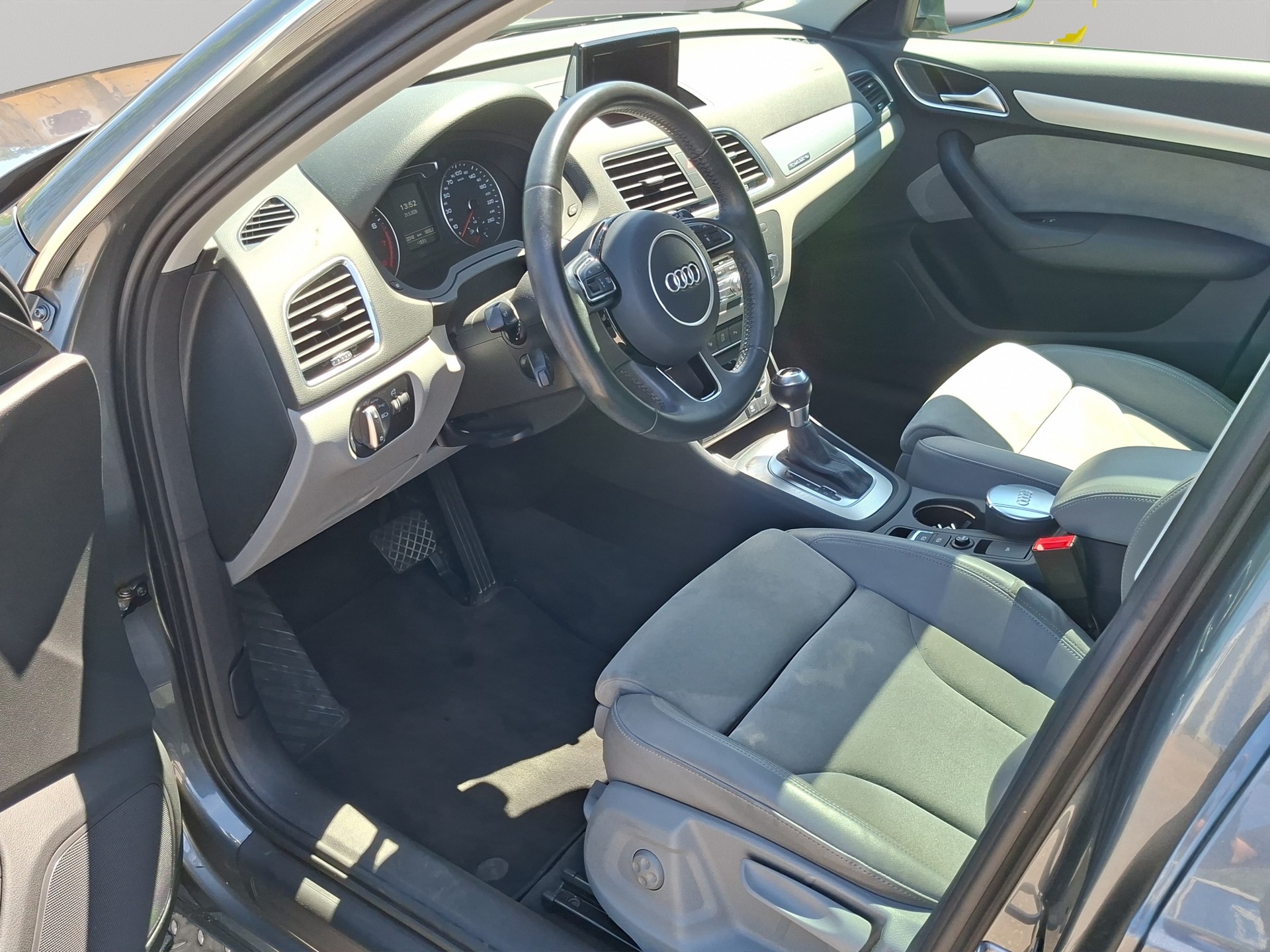AUDI Q3 2.0 TFSI sport quattro S-tronic-image-9