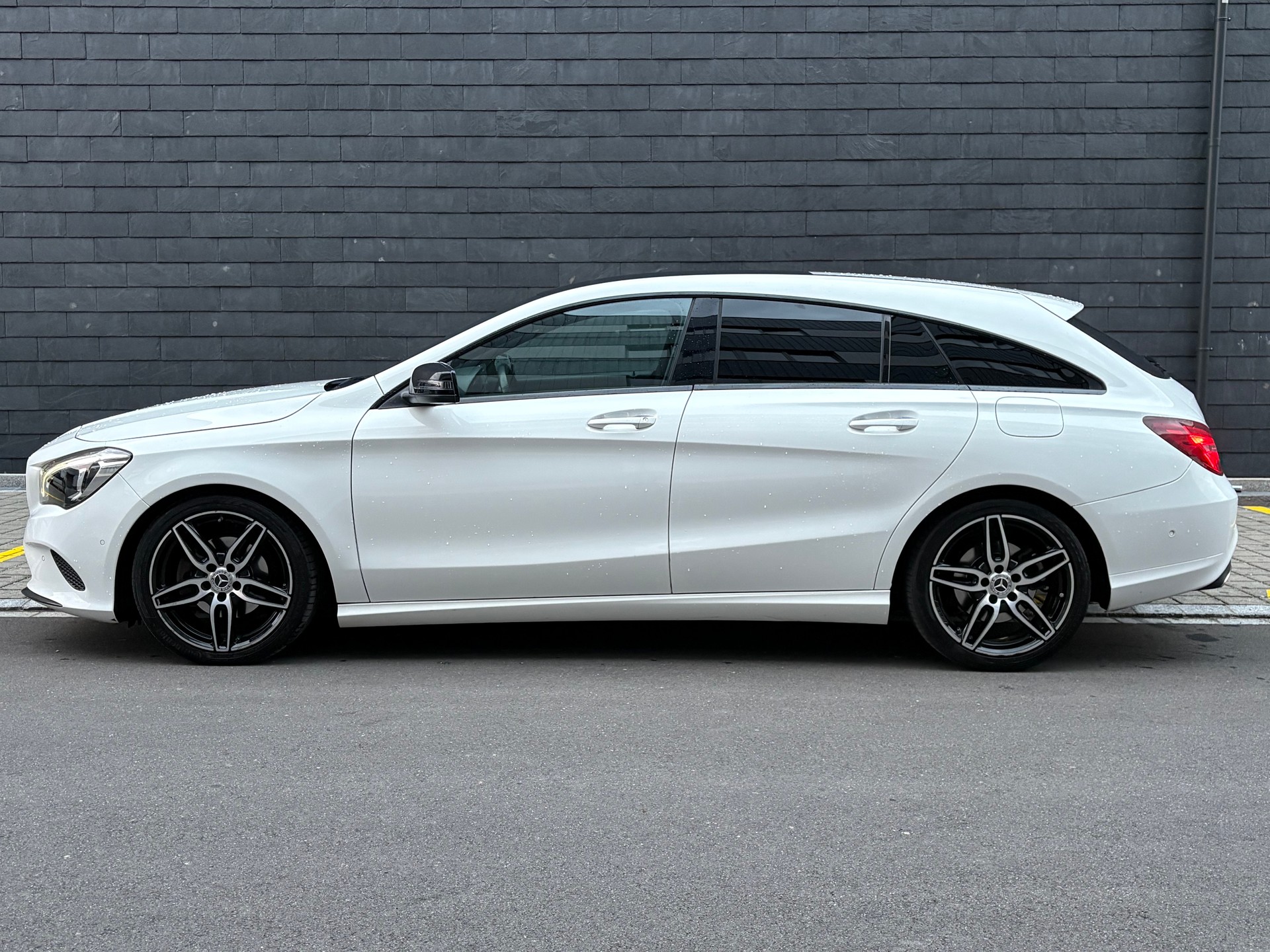 MERCEDES-BENZ CLA Shooting Brake 200 AMG Line Frisch ab MFK-image-3