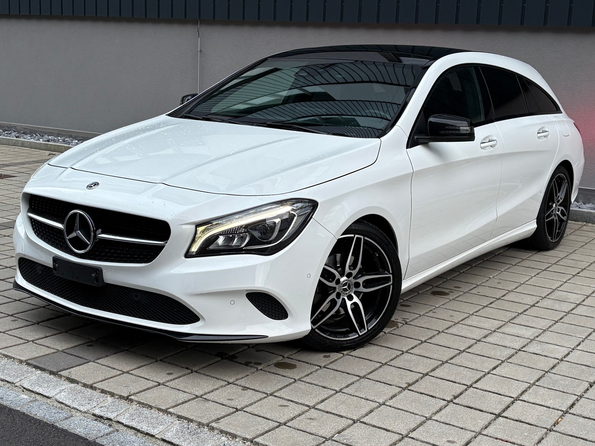 MERCEDES-BENZ CLA Shooting Brake 200 AMG Line Frisch ab MFK-image-0