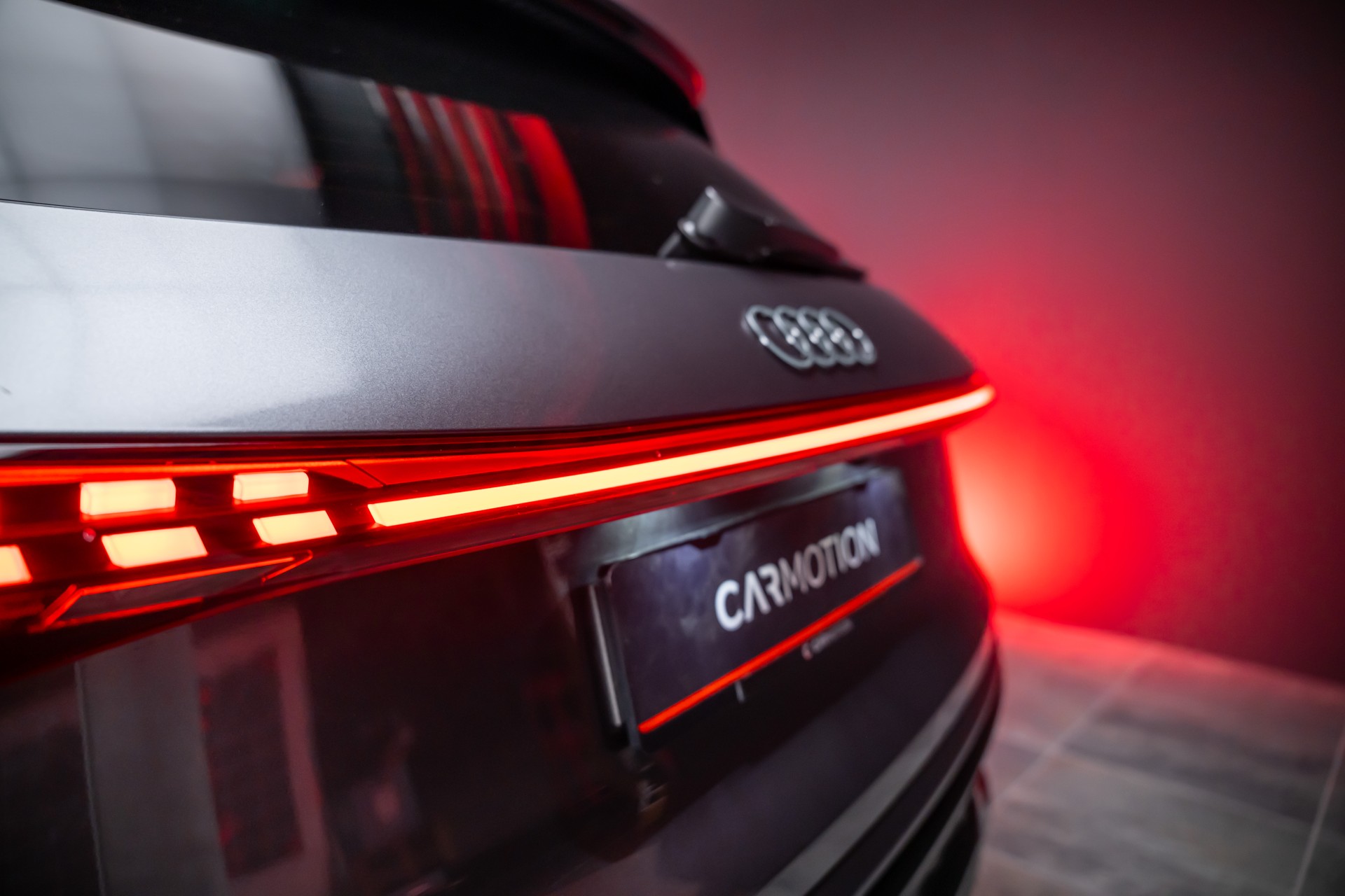 AUDI Q5 Sportback 2.0 40 TFSI S Line quattro S-Tronic / Rückfahrkamera / Sportsitze / Navi-image-4