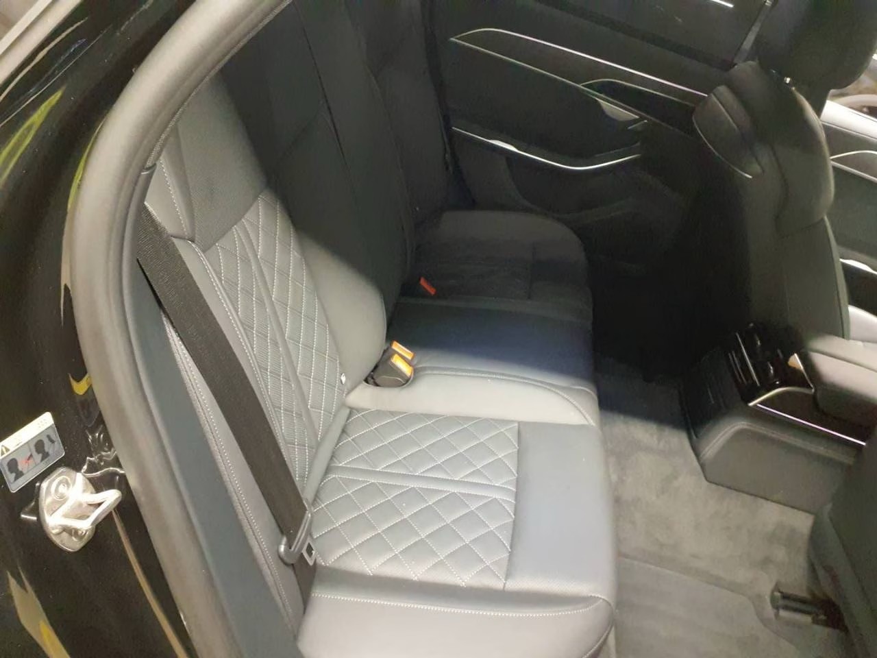 AUDI A8 60 TFSI e quattro tiptronic-image-4