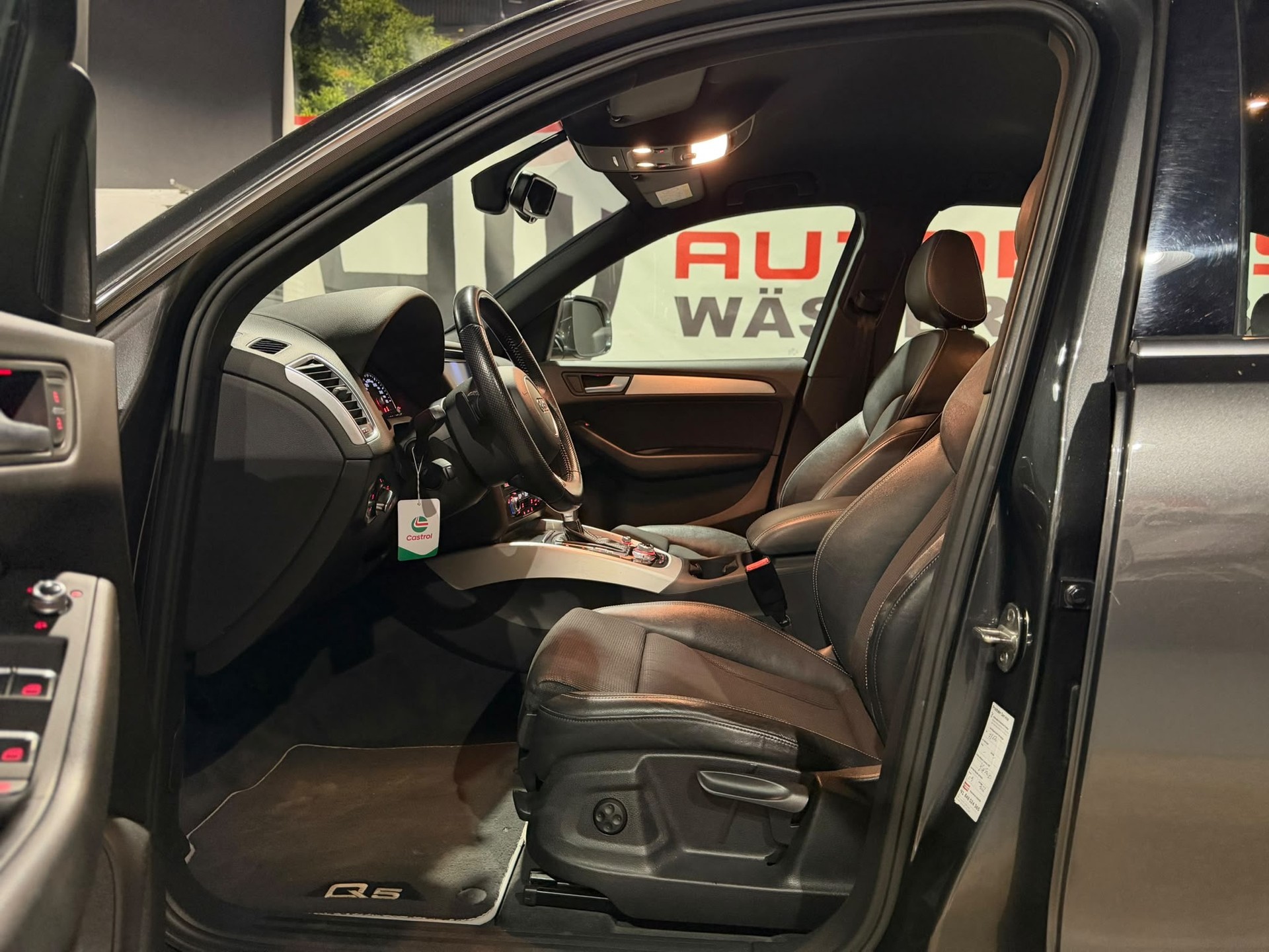 AUDI Q5 2.0 TDI quattro S-tronic S-Line-image-9
