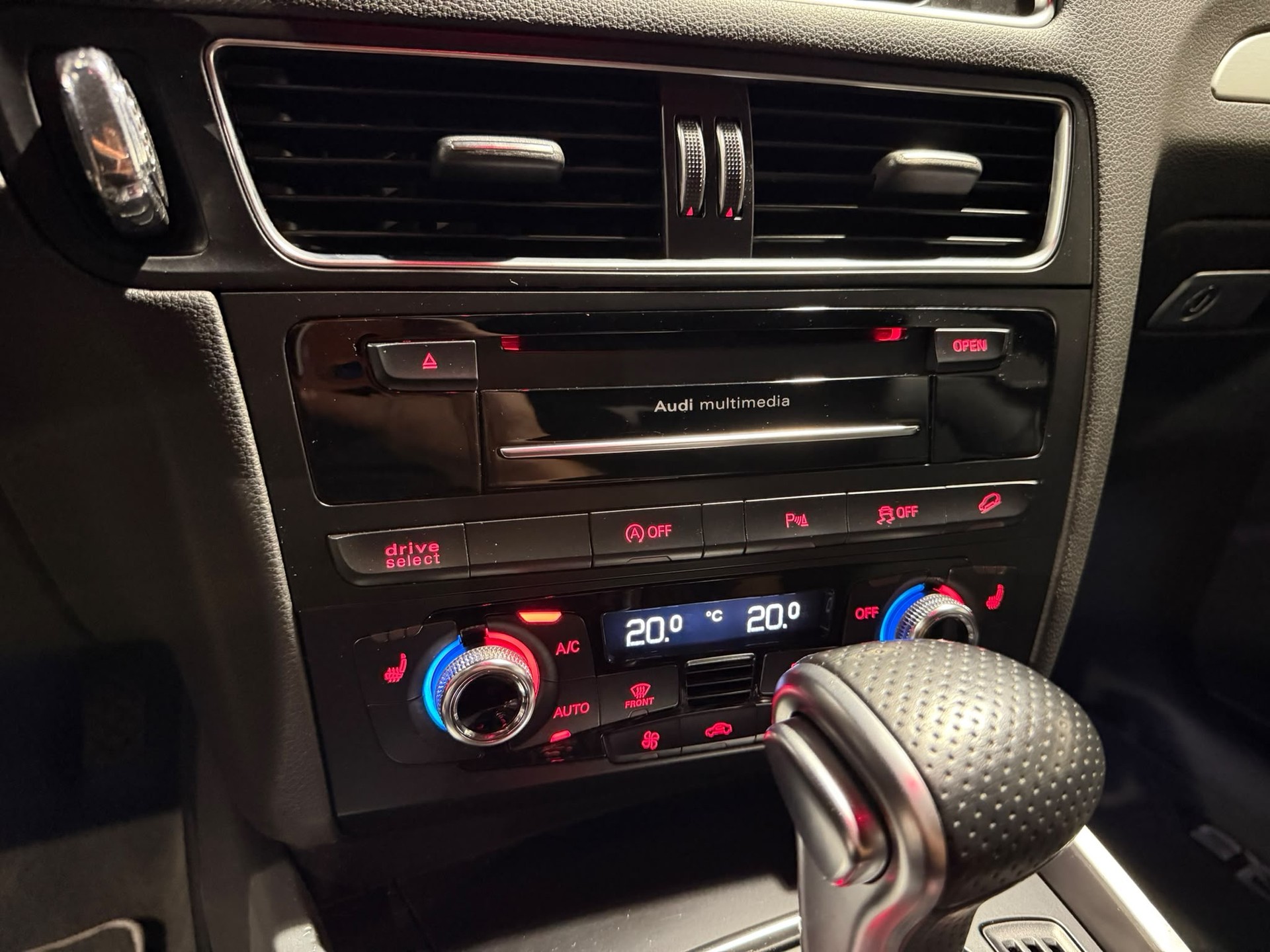 AUDI Q5 2.0 TDI quattro S-tronic S-Line-image-19