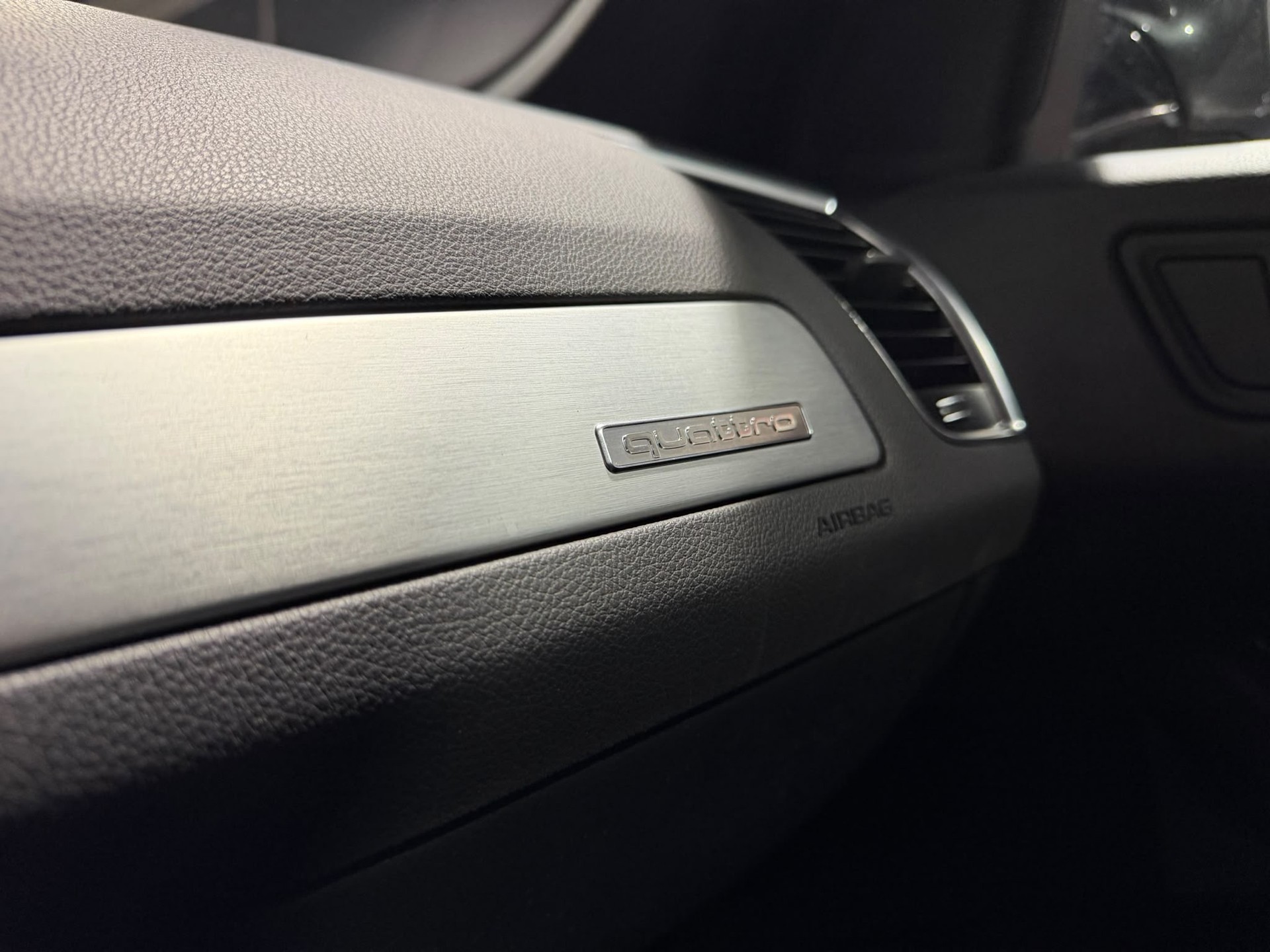 AUDI Q5 2.0 TDI quattro S-tronic S-Line-image-21