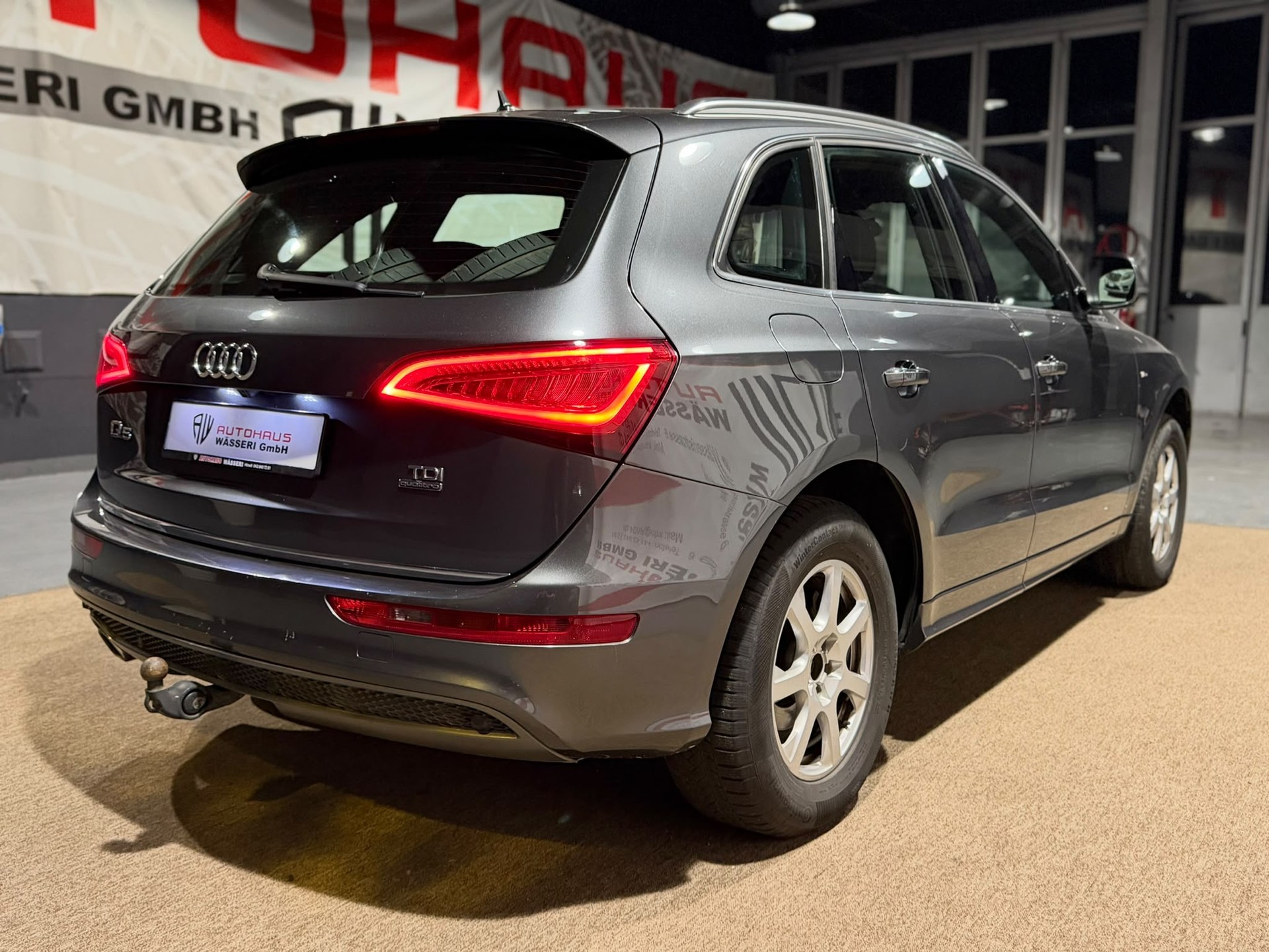 AUDI Q5 2.0 TDI quattro S-tronic S-Line-image-2