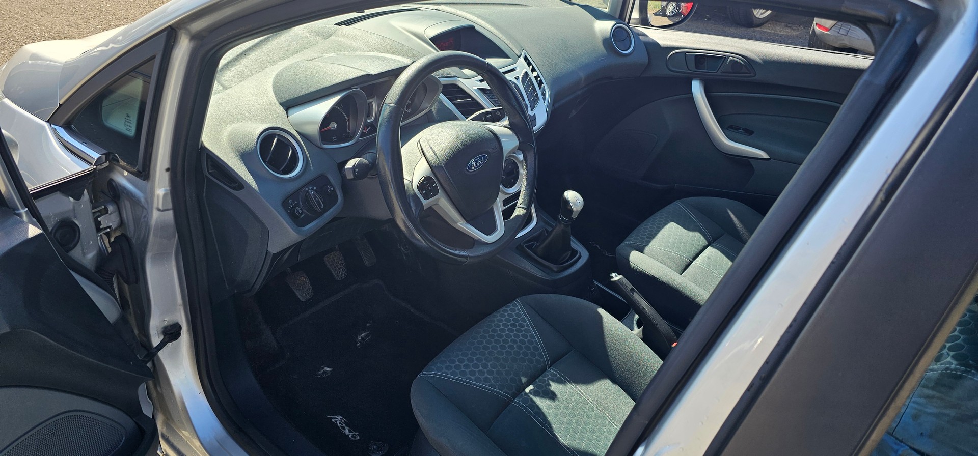FORD Fiesta 1.4 16V Titanium-image-5