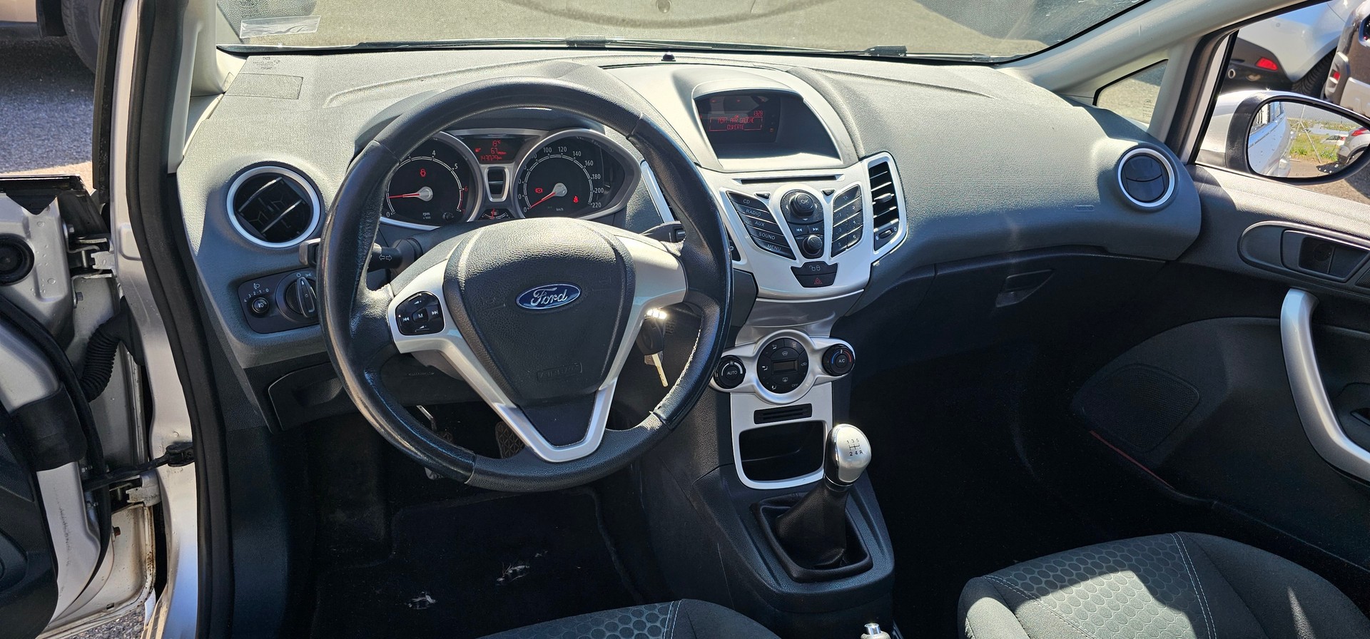 FORD Fiesta 1.4 16V Titanium-image-7