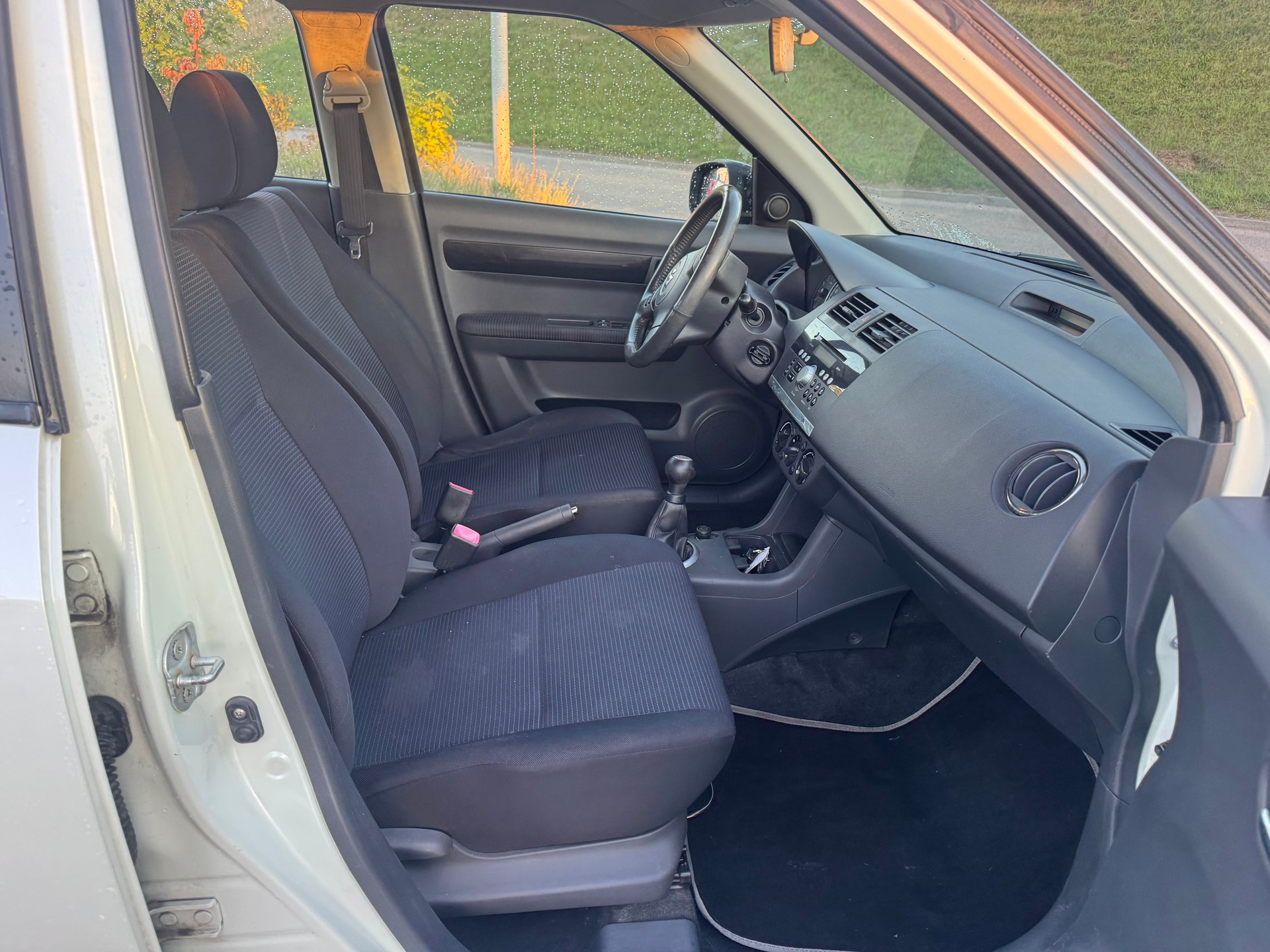 SUZUKI Swift 1.3i 16V GL Top Piz Sulai LE 4x4-image-7