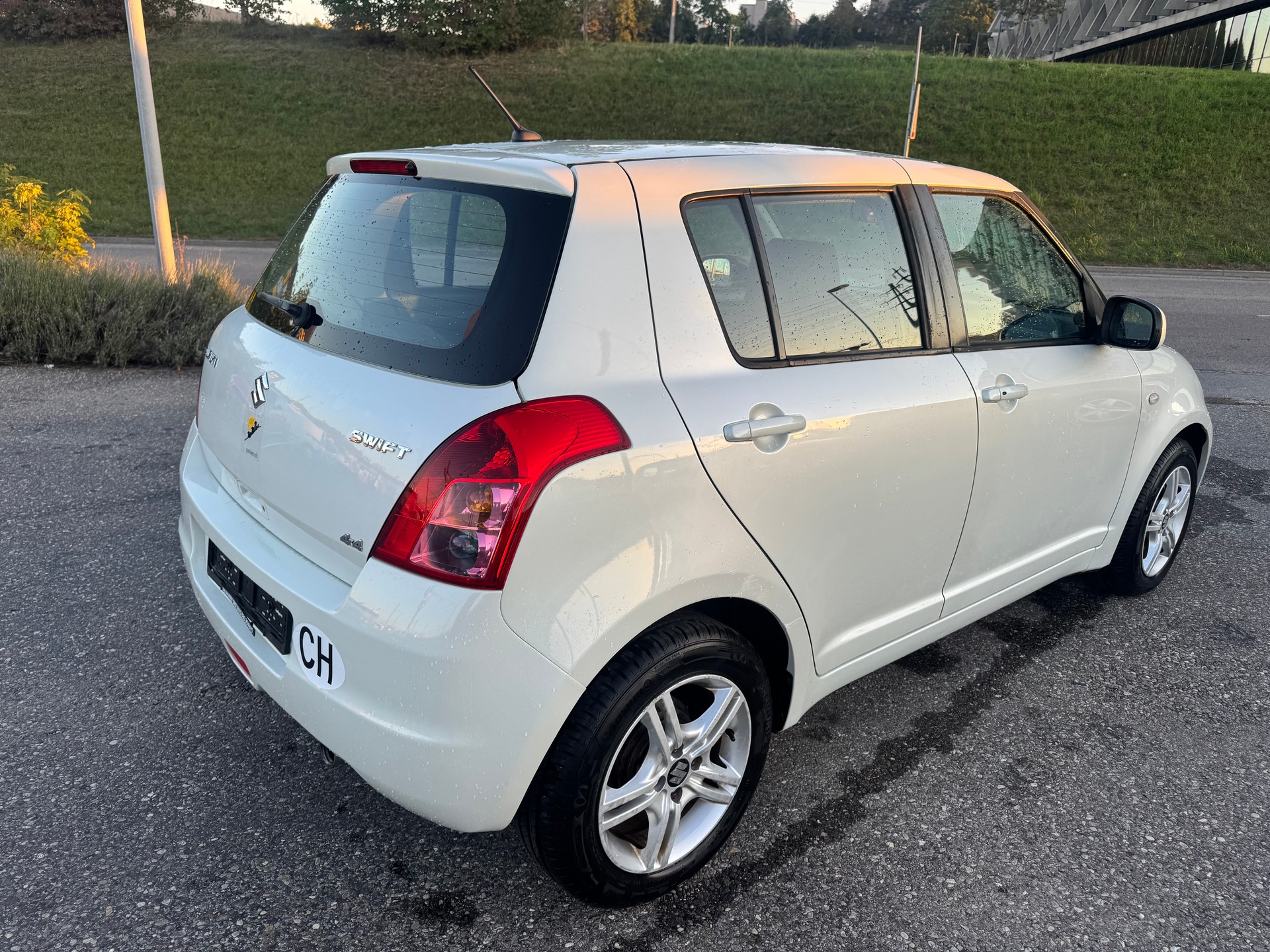 SUZUKI Swift 1.3i 16V GL Top Piz Sulai LE 4x4-image-4