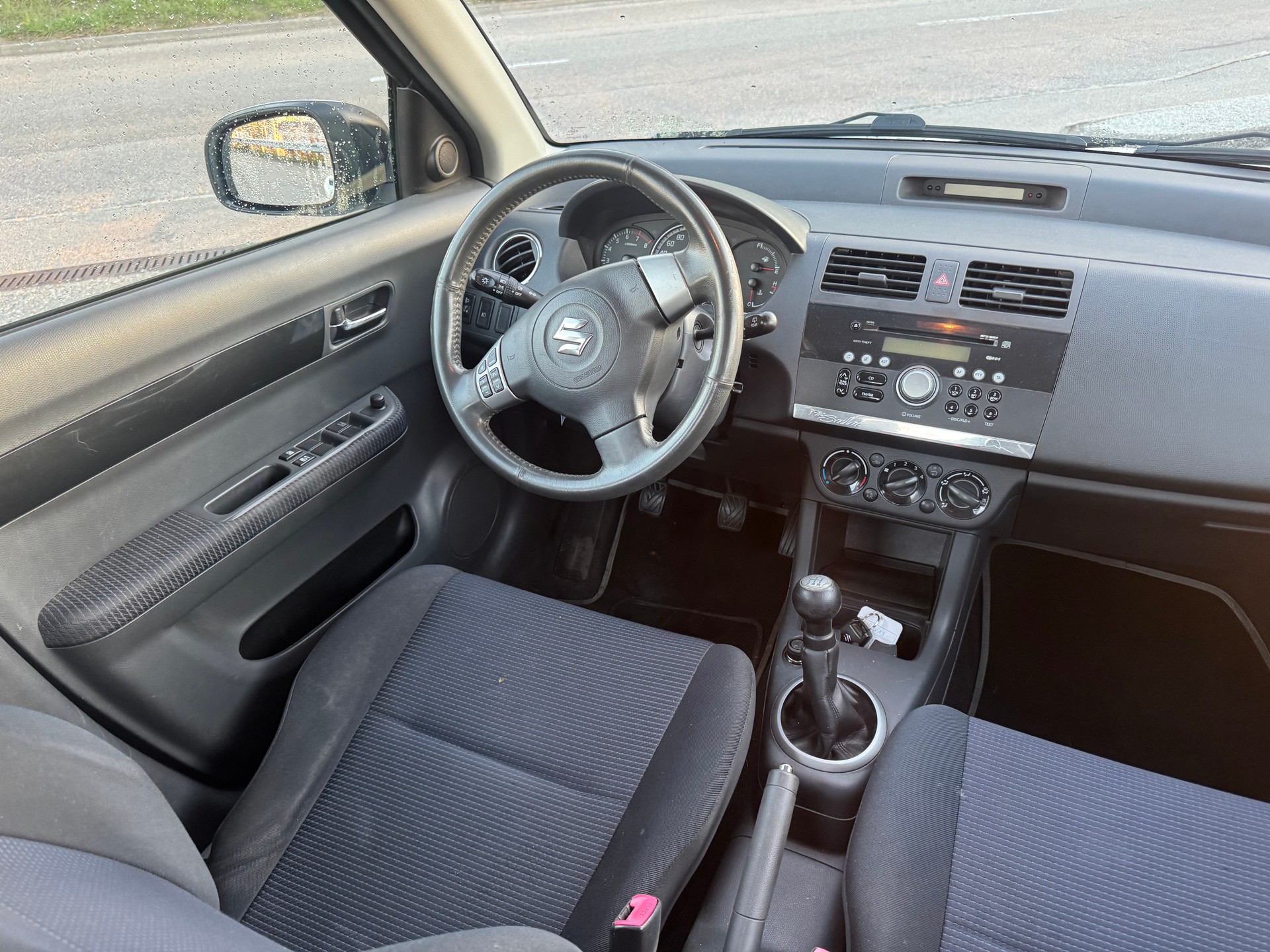 SUZUKI Swift 1.3i 16V GL Top Piz Sulai LE 4x4-image-8