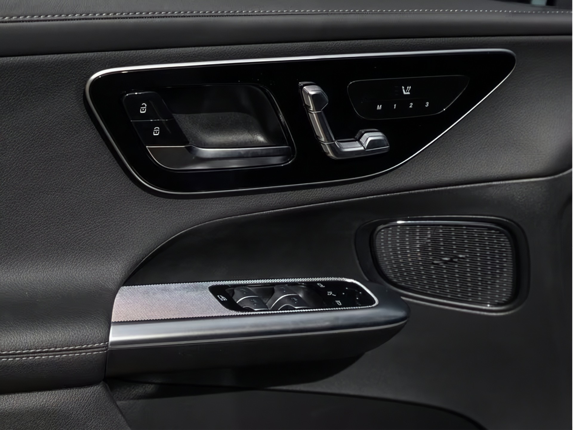 MERCEDES-BENZ GLC 300 e 4MATIC AMG Line Night AHK LED Memory-image-5