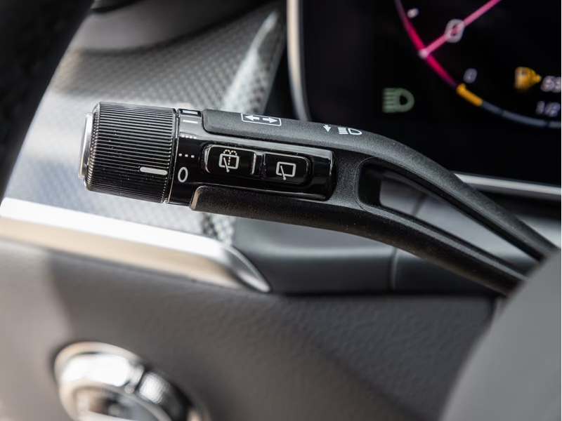 MERCEDES-BENZ GLC 300 e 4MATIC AMG Line Night AHK LED Memory-image-22