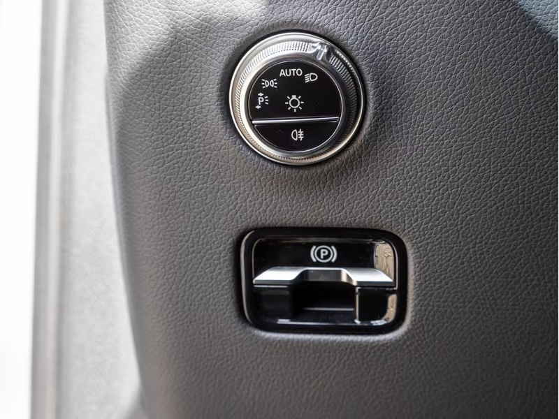 MERCEDES-BENZ GLC 300 e 4MATIC AMG Line Night AHK LED Memory-image-23