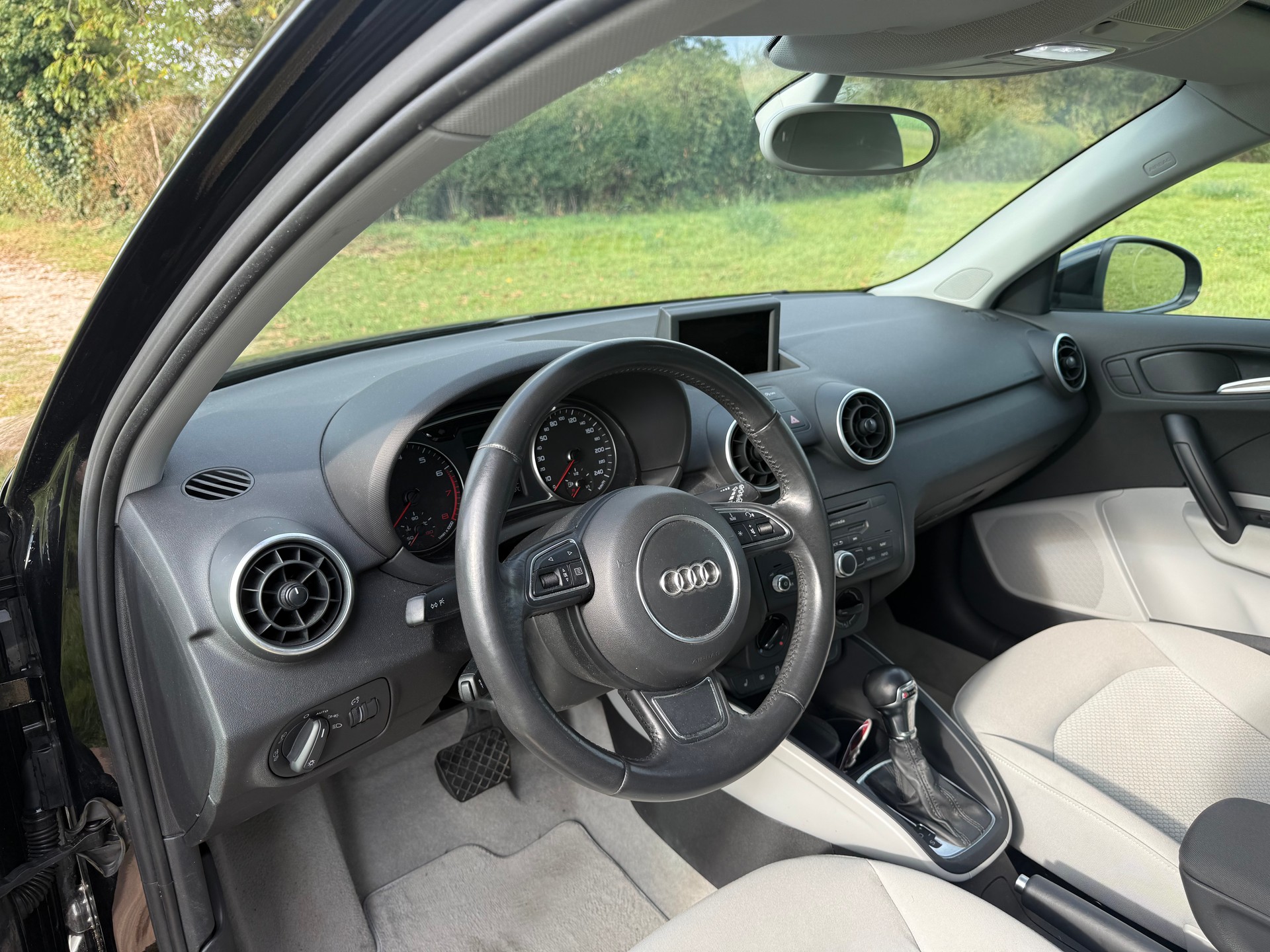 AUDI A1 Sportback 1.4 TFSI Attraction S-tronic-image-8