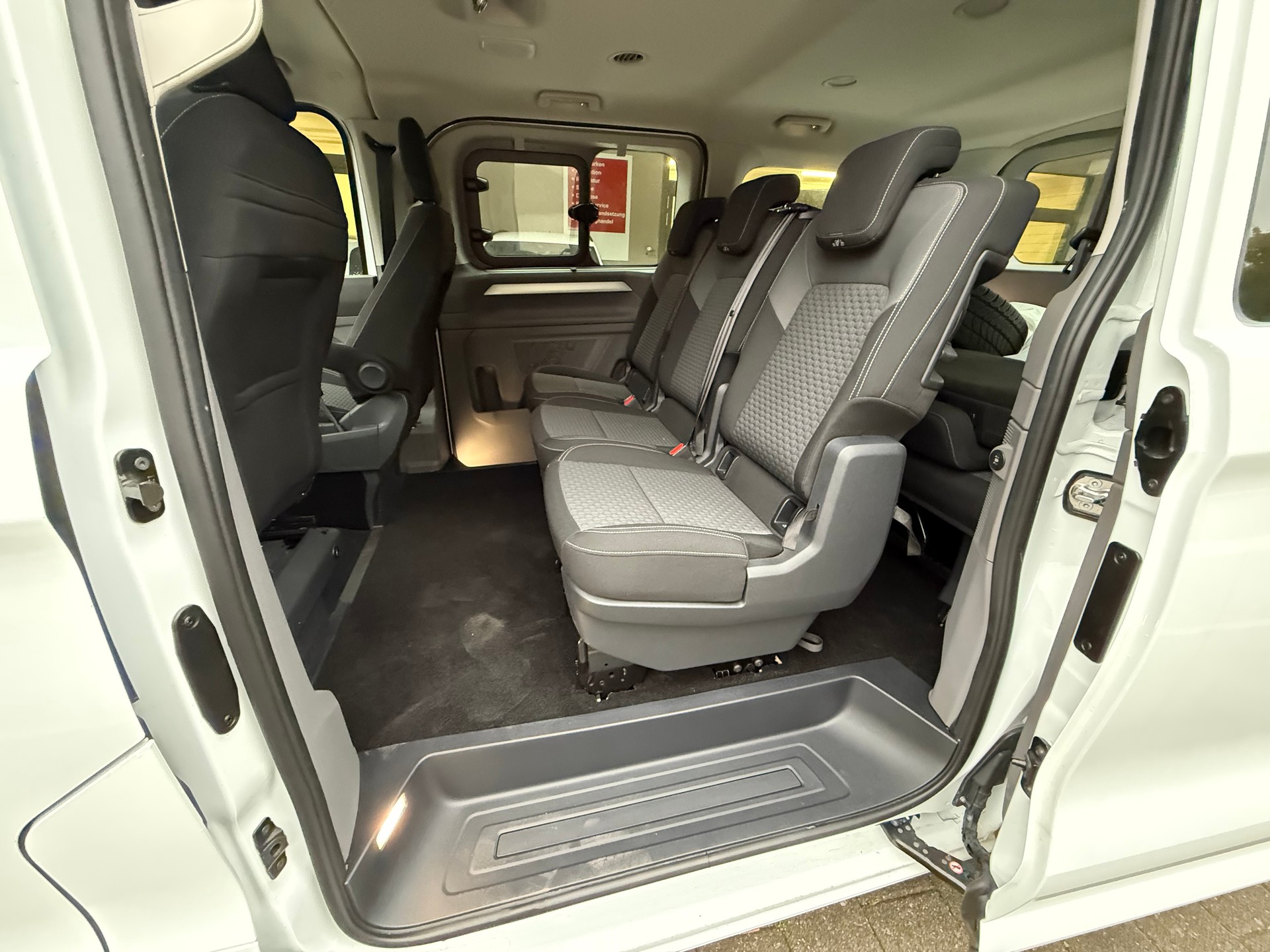 VW Caravelle BEV Life-image-10