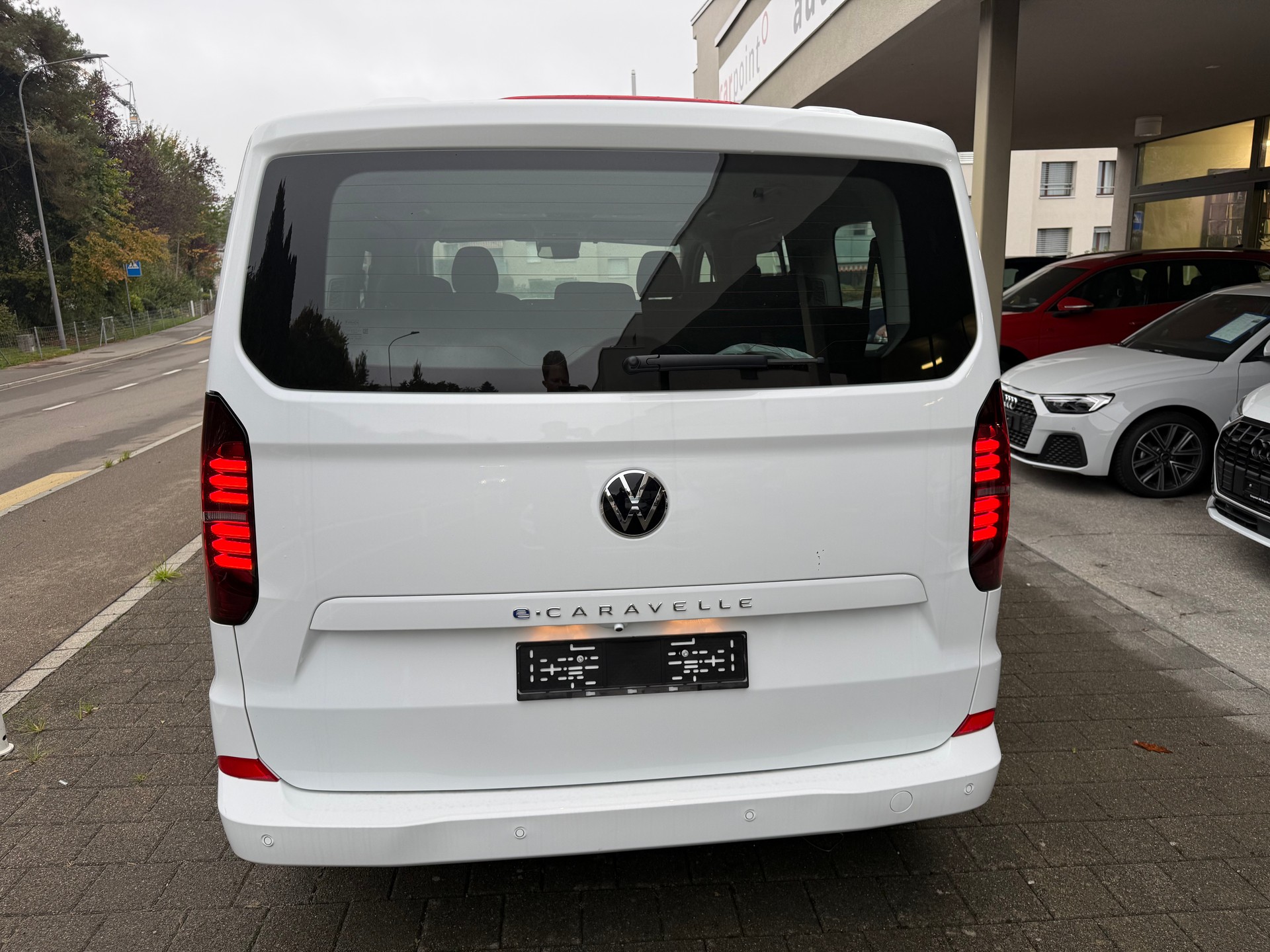 VW Caravelle BEV Life-image-13