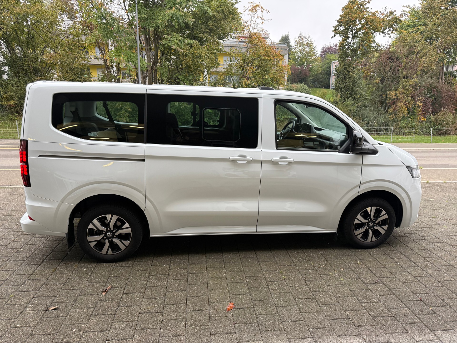 VW Caravelle BEV Life-image-3