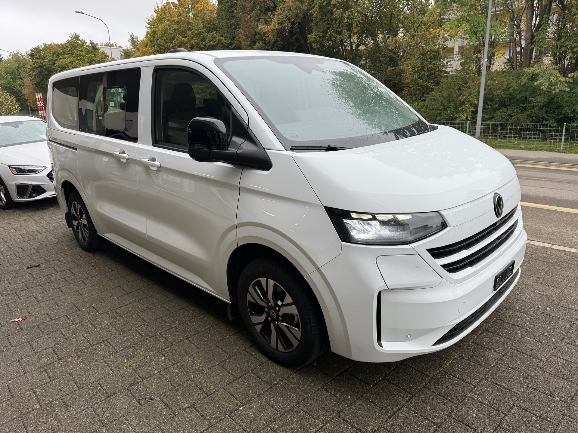 VW Caravelle BEV Life-image-2