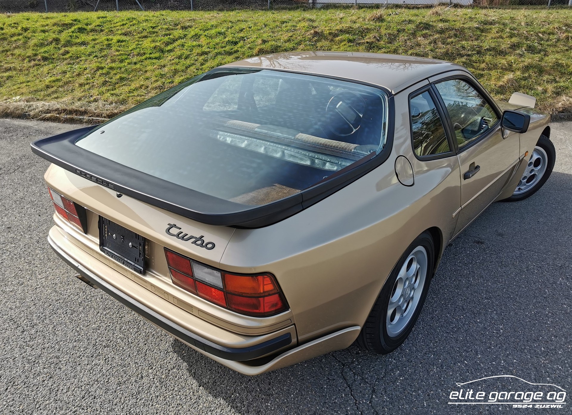 PORSCHE 944 Turbo-image-5