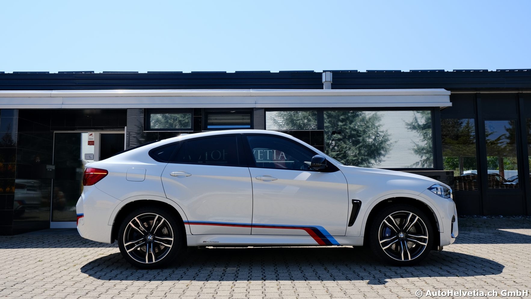 BMW X6M Steptronic-showroom-element-3