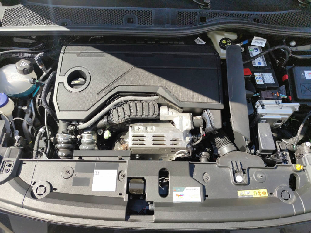 PEUGEOT 208 1.2 Hybrid Allure Premium-image-8