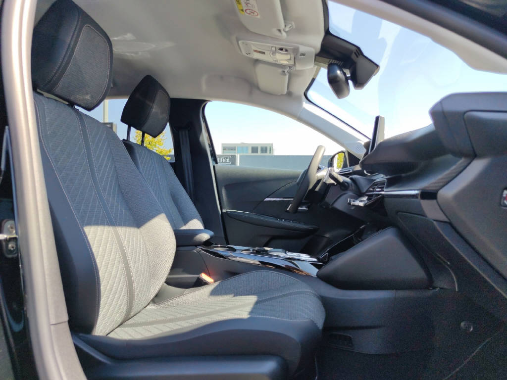 PEUGEOT 208 1.2 Hybrid Allure Premium-image-10