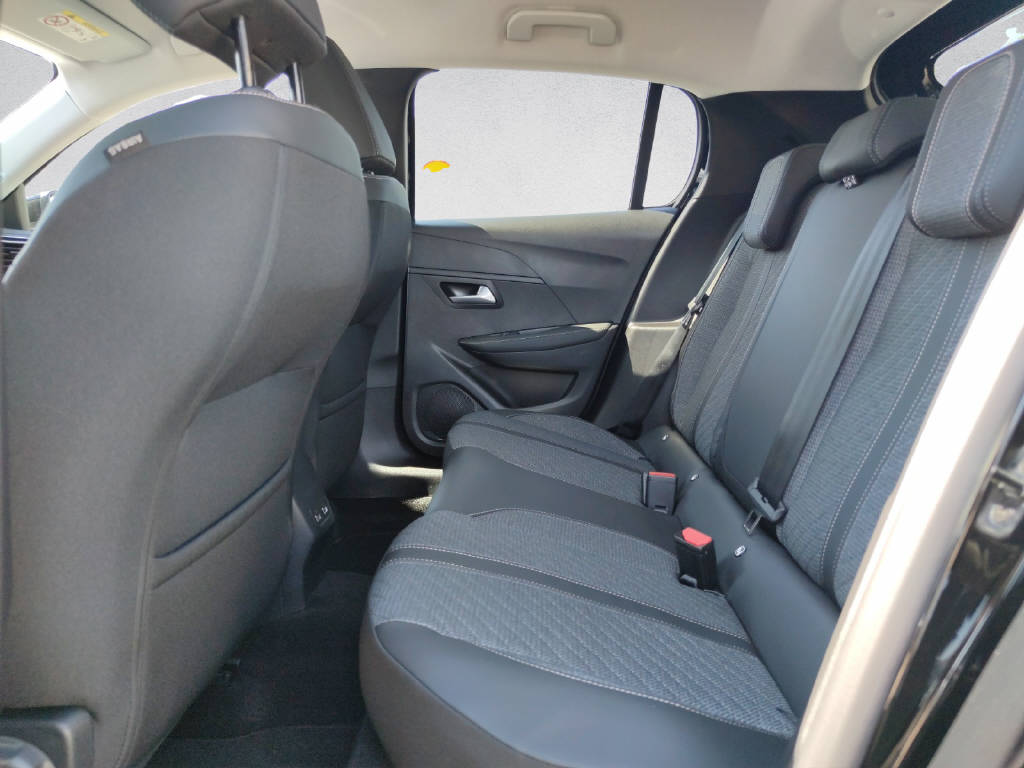 PEUGEOT 208 1.2 Hybrid Allure Premium-image-12
