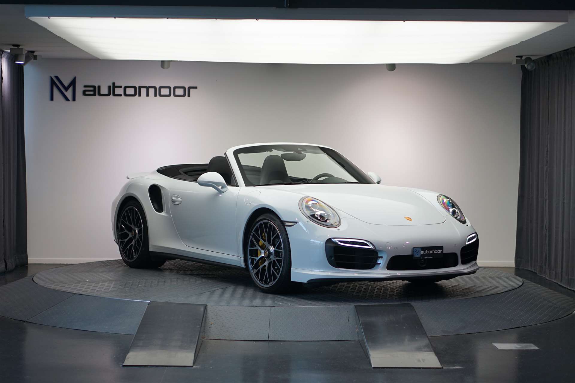 PORSCHE 911 Turbo S Cabrio PDK *CH-Fahrzeug* *wenig KM*-image-3