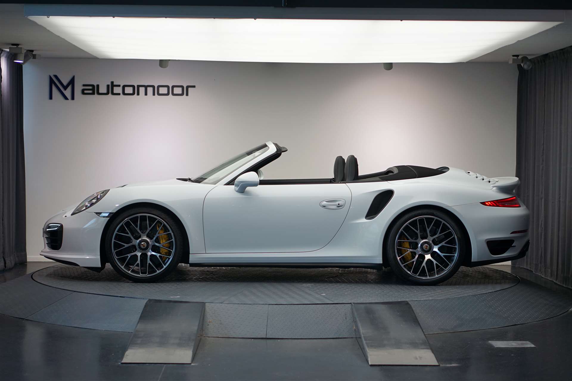 PORSCHE 911 Turbo S Cabrio PDK *CH-Fahrzeug* *wenig KM*-image-8