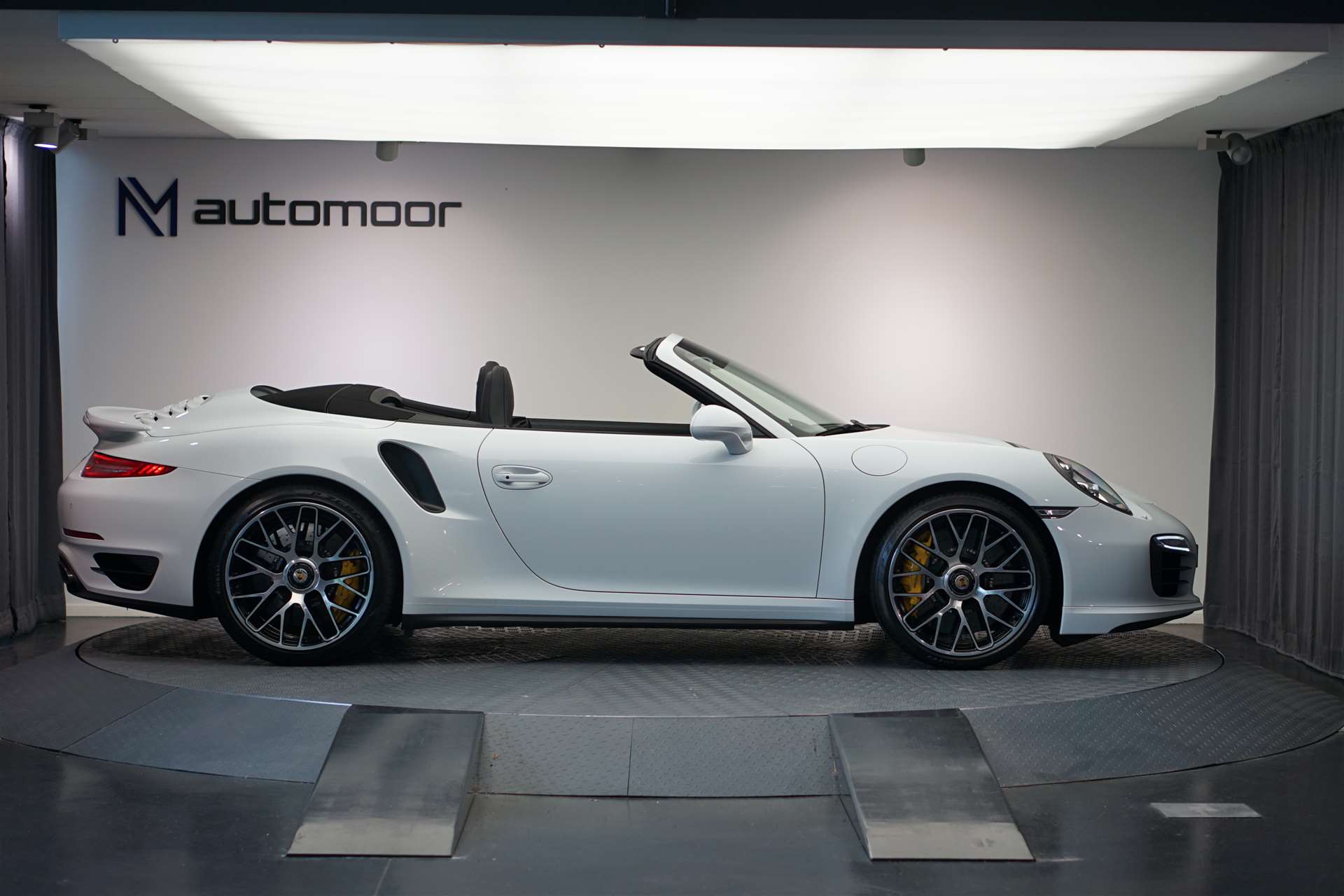 PORSCHE 911 Turbo S Cabrio PDK *CH-Fahrzeug* *wenig KM*-image-4