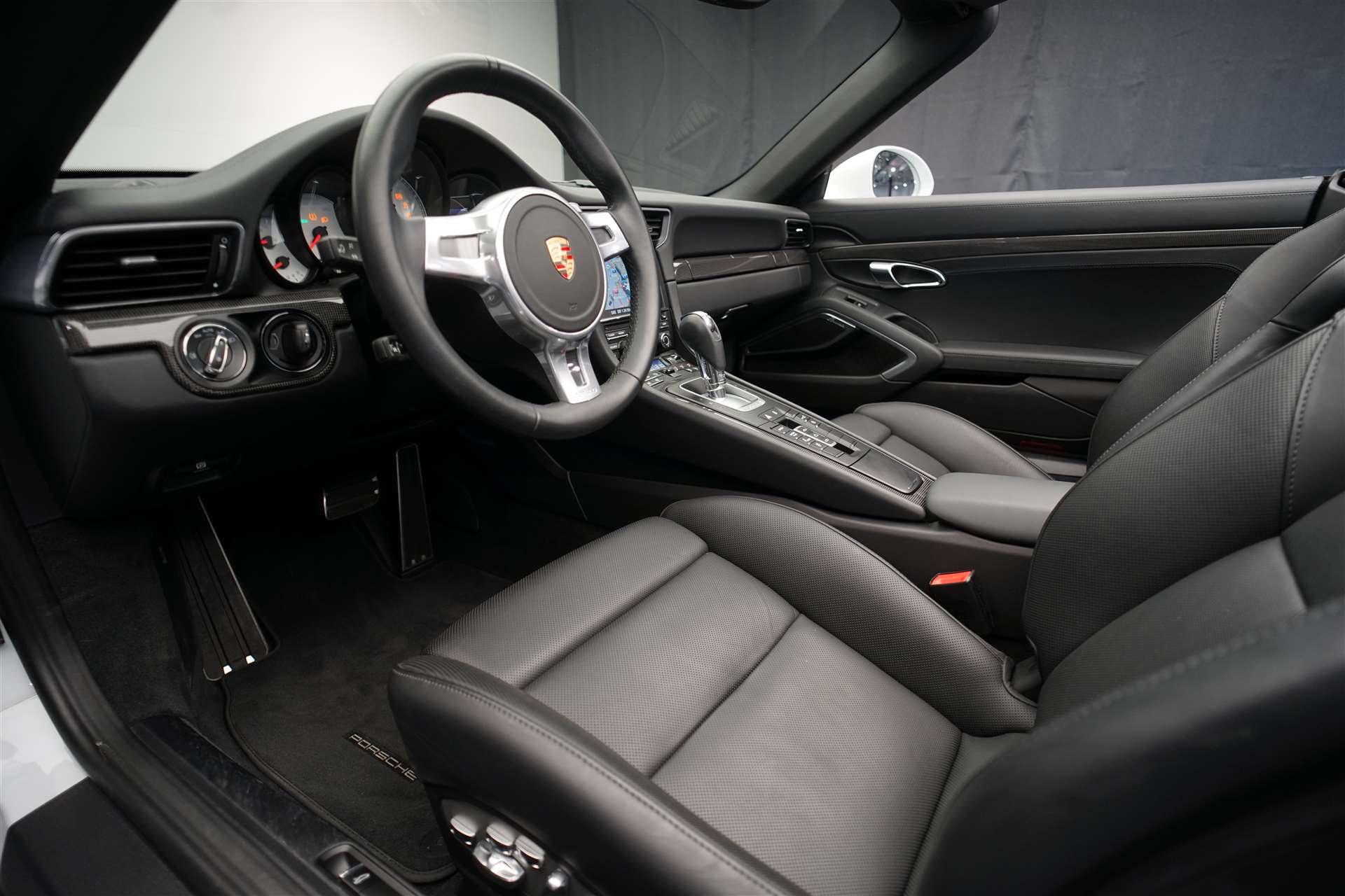 PORSCHE 911 Turbo S Cabrio PDK *CH-Fahrzeug* *wenig KM*-image-16
