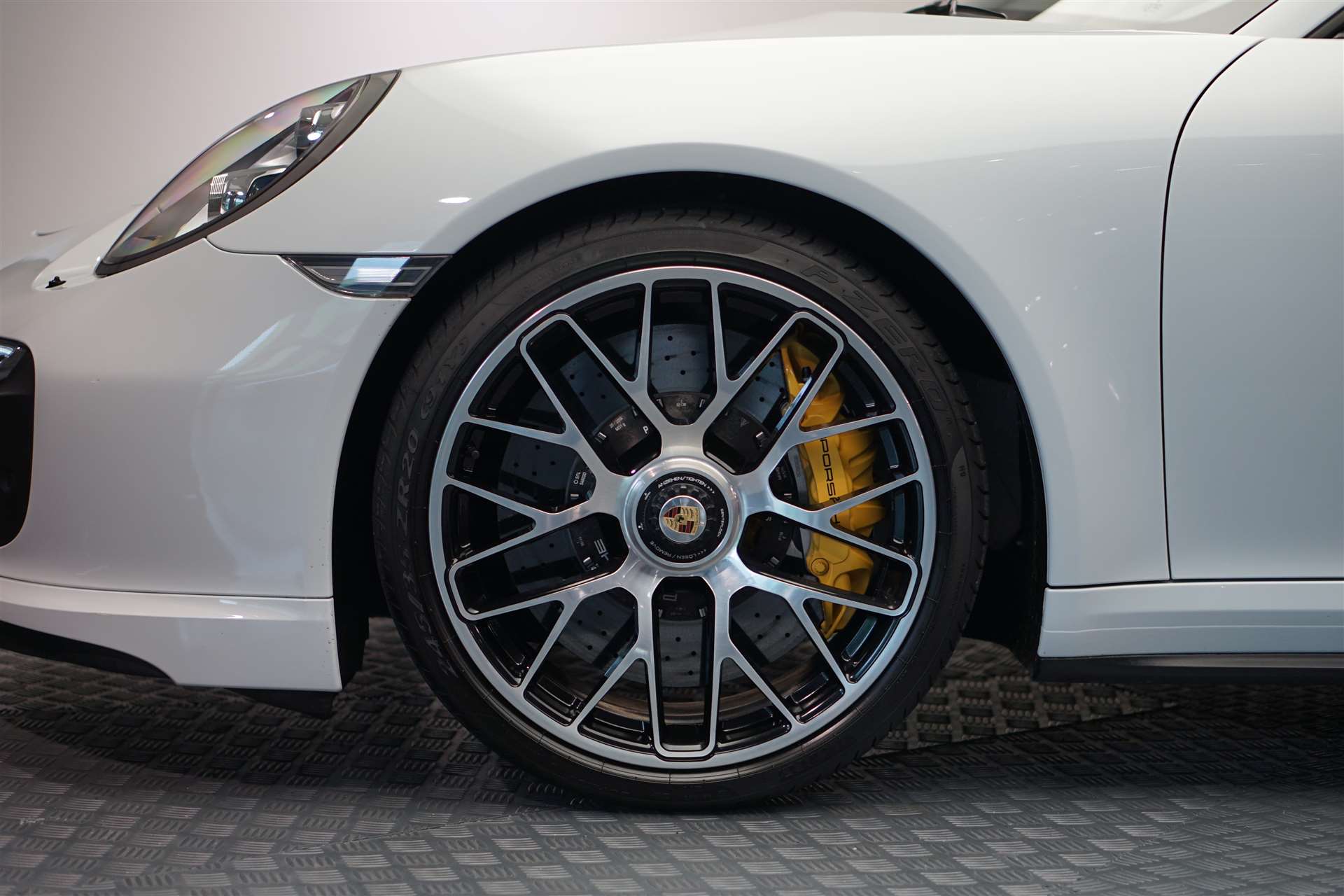 PORSCHE 911 Turbo S Cabrio PDK *CH-Fahrzeug* *wenig KM*-image-15