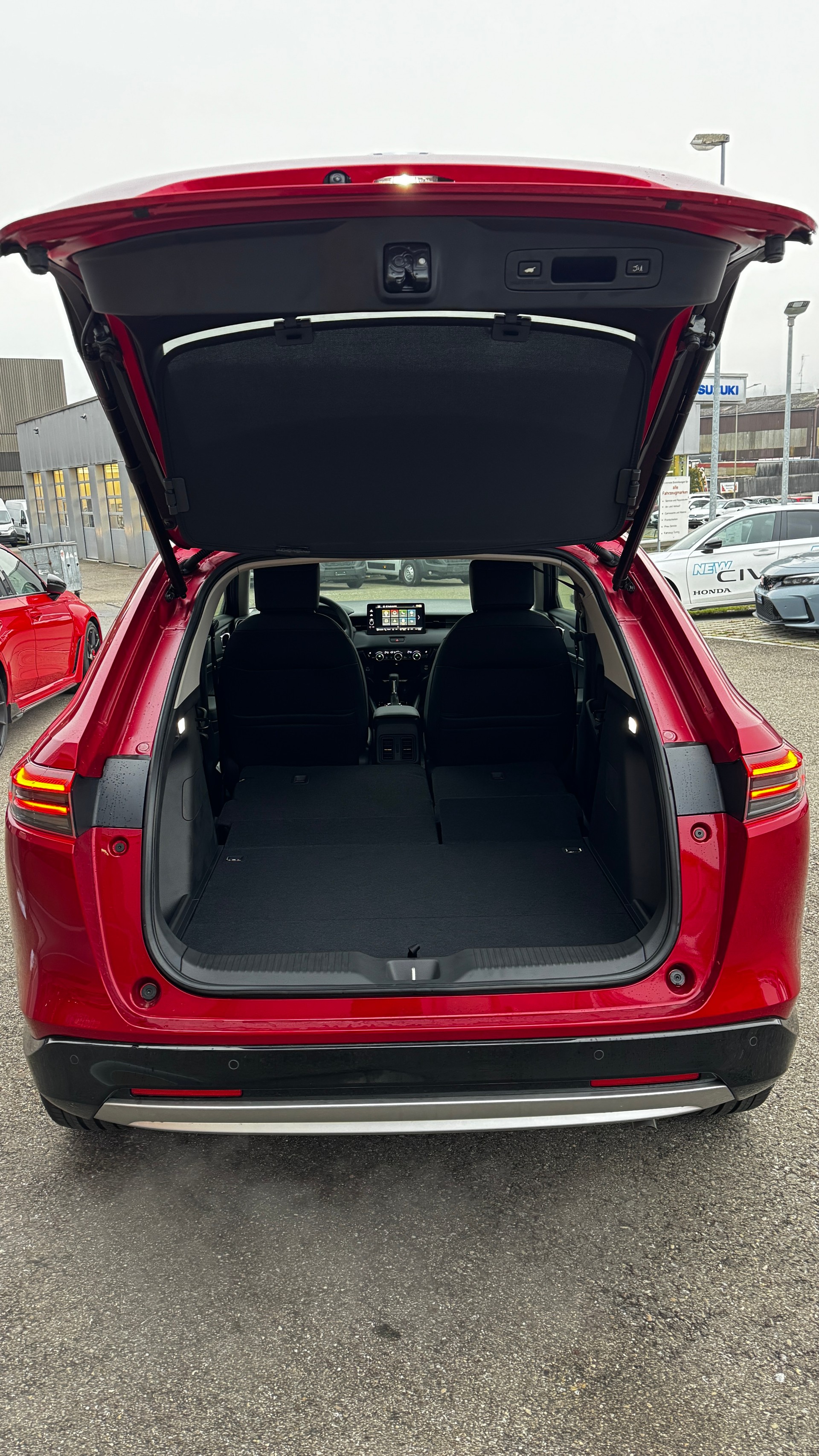 HONDA HR-V e:HEV 1.5l Advance Crystal Red, Urban Grau vorrätig 1.9% Leasing Aktion unschlagbar mit 8 Jahren Garantie-image-7