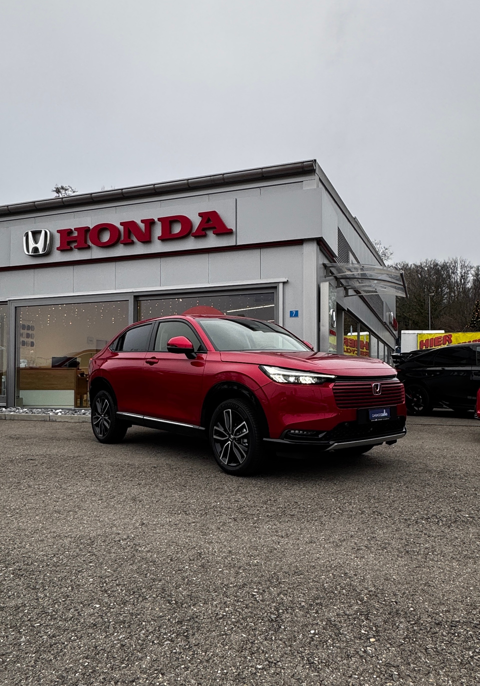 HONDA HR-V e:HEV 1.5l Advance Crystal Red, Urban Grau vorrätig 1.9% Leasing Aktion unschlagbar mit 8 Jahren Garantie-image-0