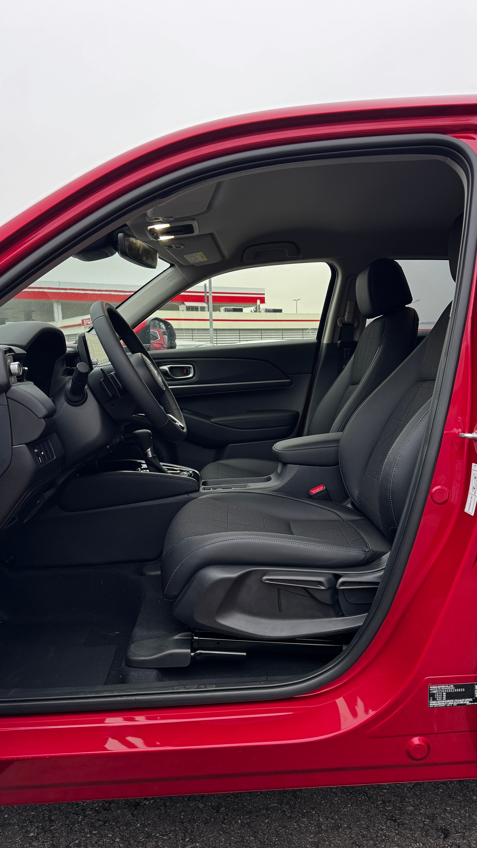 HONDA HR-V e:HEV 1.5l Advance Crystal Red, Urban Grau vorrätig 1.9% Leasing Aktion unschlagbar mit 8 Jahren Garantie-image-8
