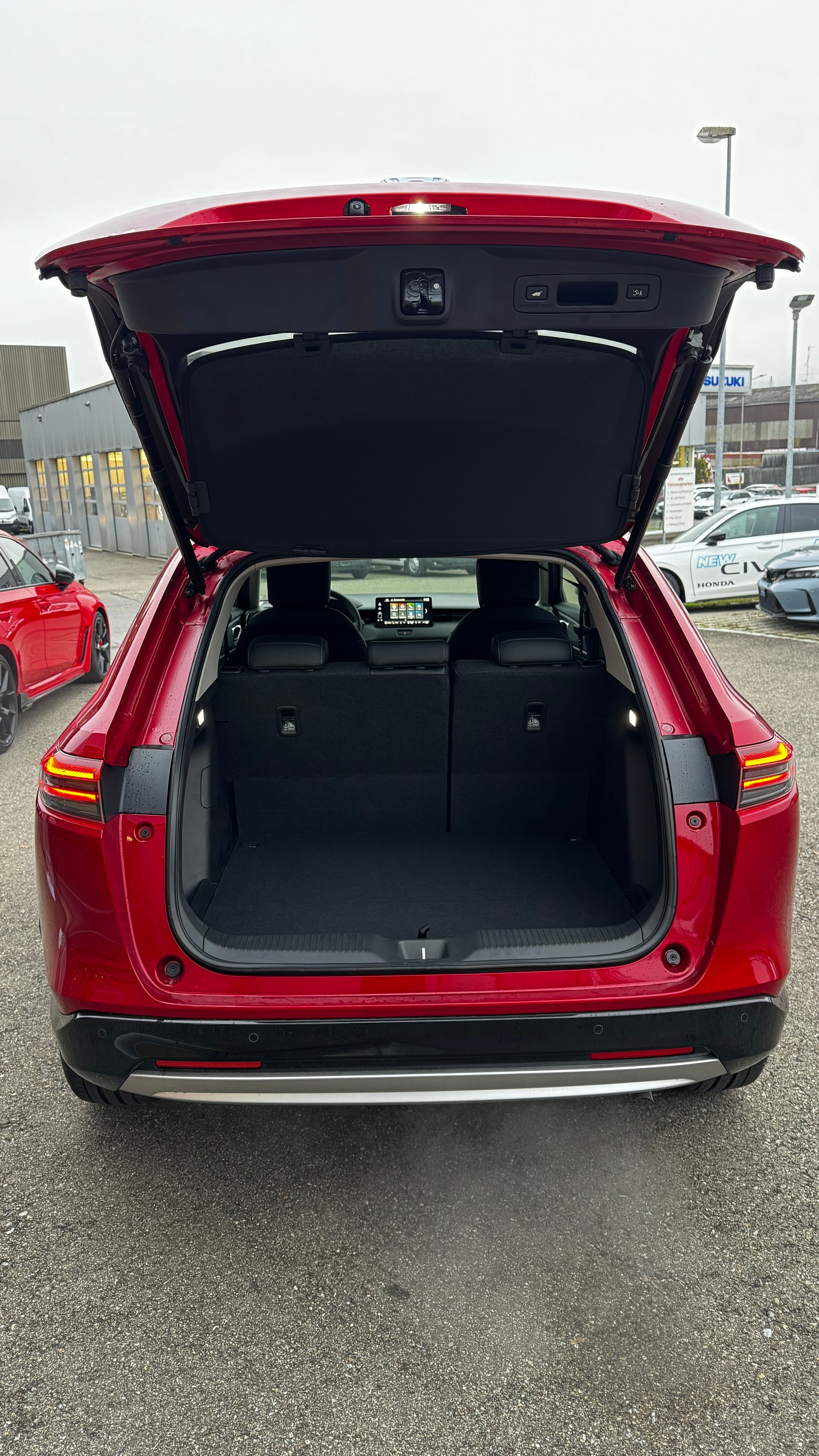 HONDA HR-V e:HEV 1.5l Advance Crystal Red, Urban Grau vorrätig 1.9% Leasing Aktion unschlagbar mit 8 Jahren Garantie-image-6