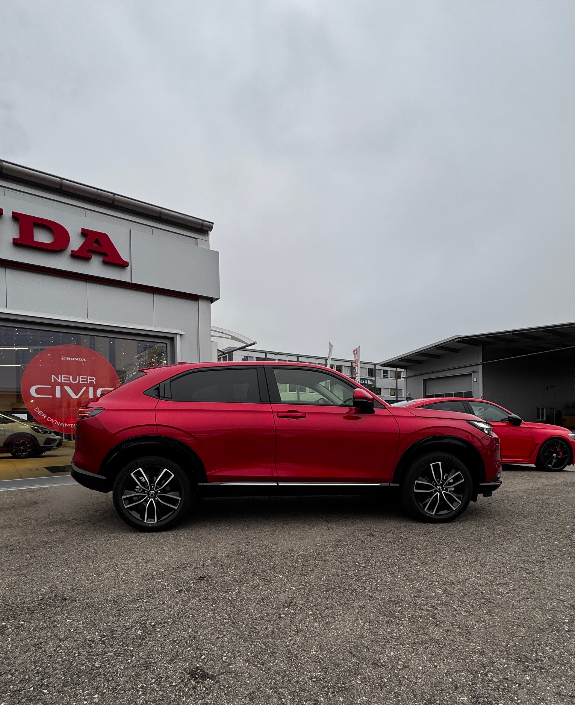 HONDA HR-V e:HEV 1.5l Advance Crystal Red, Urban Grau vorrätig 1.9% Leasing Aktion unschlagbar mit 8 Jahren Garantie-image-3