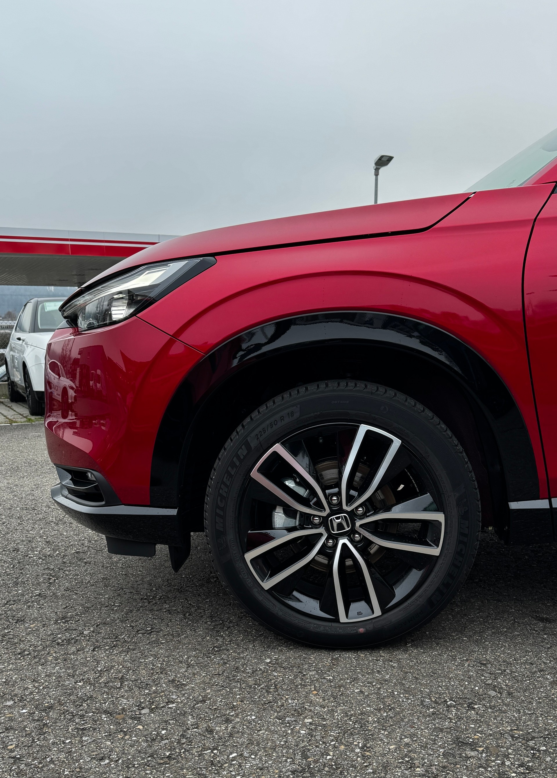 HONDA HR-V e:HEV 1.5l Advance Crystal Red, Urban Grau vorrätig 1.9% Leasing Aktion unschlagbar mit 8 Jahren Garantie-image-1