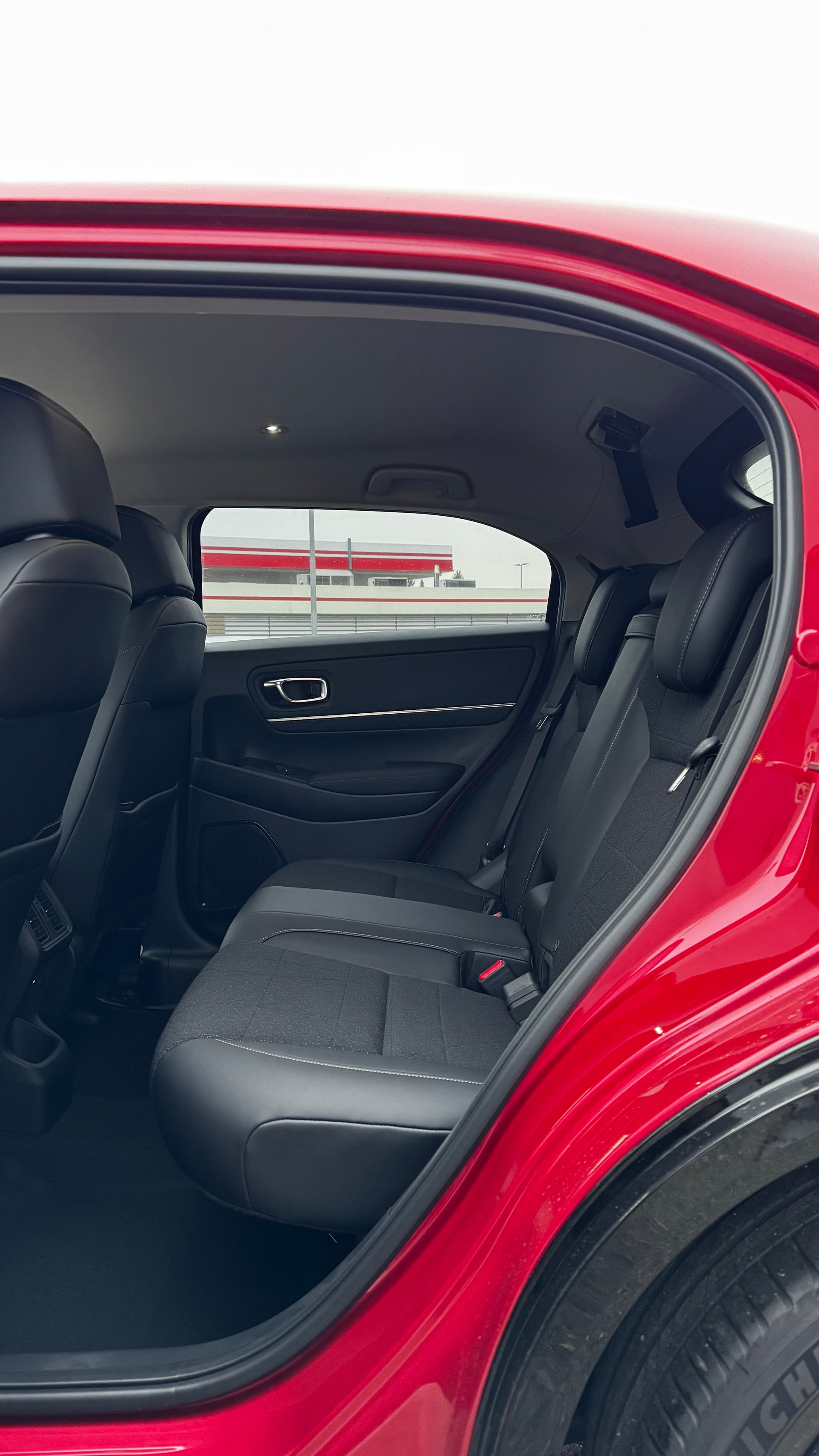 HONDA HR-V e:HEV 1.5l Advance Crystal Red, Urban Grau vorrätig 1.9% Leasing Aktion unschlagbar mit 8 Jahren Garantie-image-17