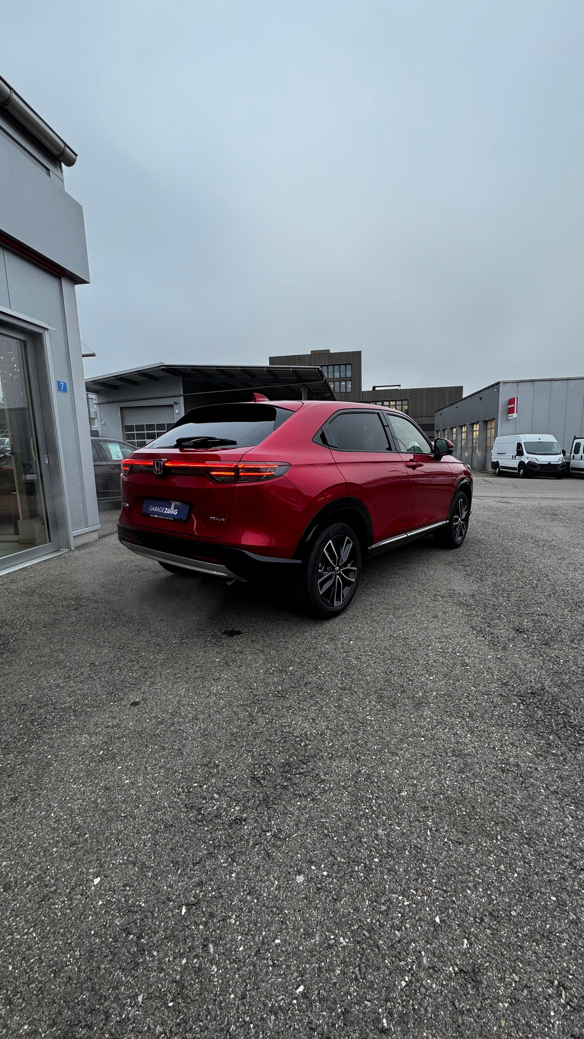 HONDA HR-V e:HEV 1.5l Advance Crystal Red, Urban Grau vorrätig 1.9% Leasing Aktion unschlagbar mit 8 Jahren Garantie-image-4