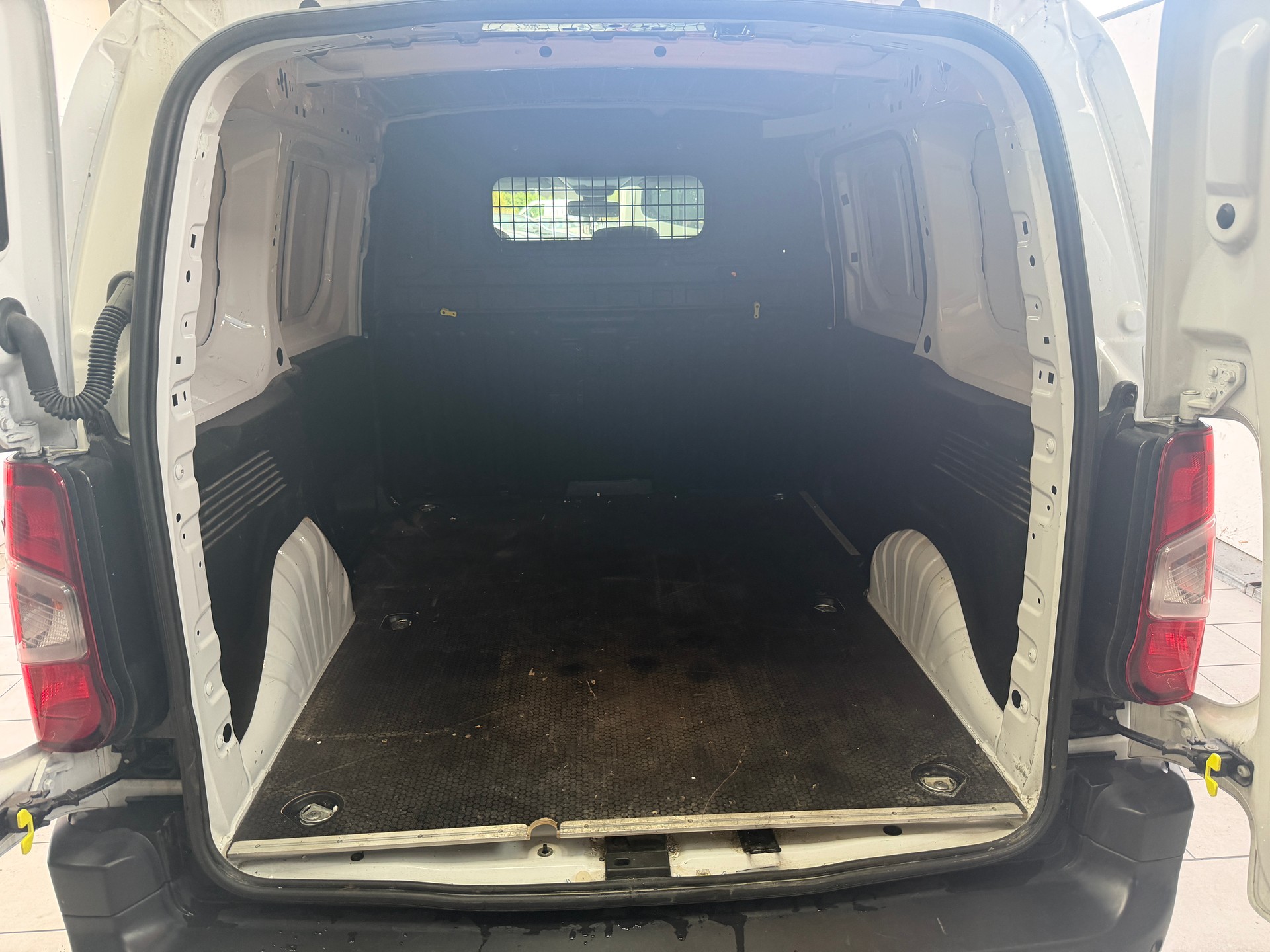 FIAT Doblo 1.5 BlueHDi L1 1000kg Swiss Plus A-image-8