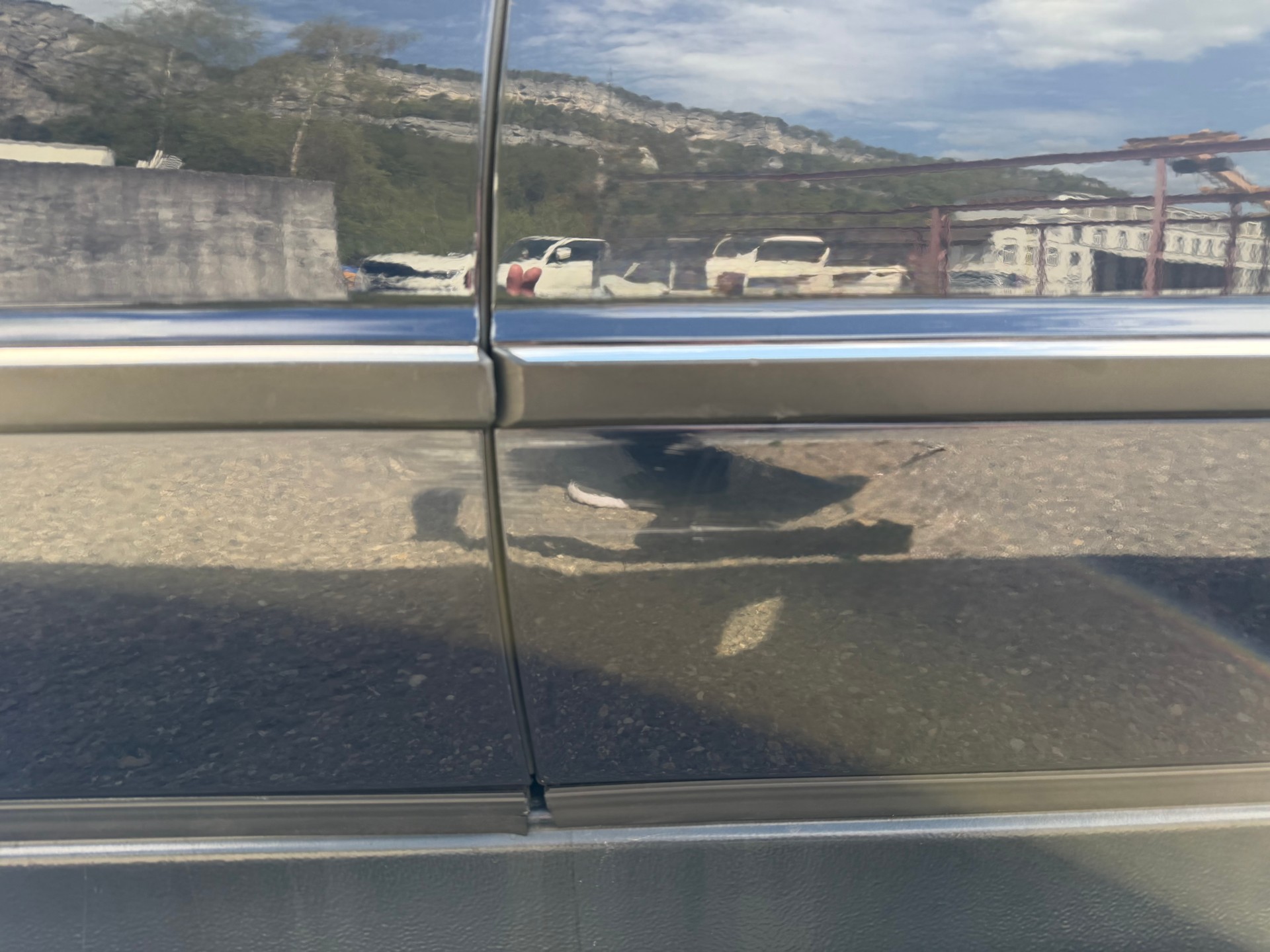 BMW 750i-image-6