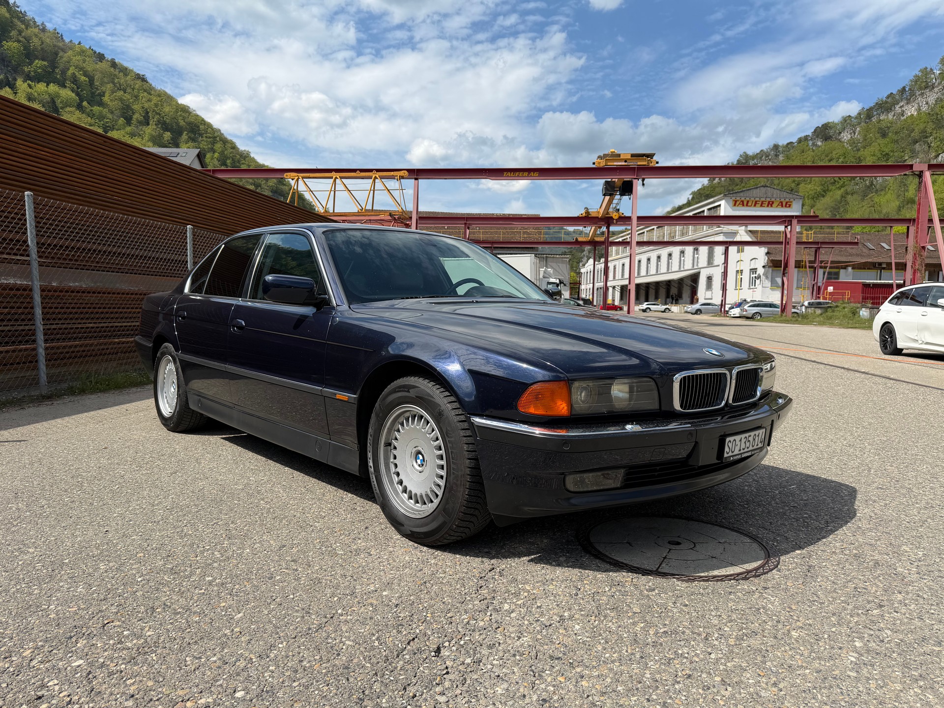 BMW 750i-image-1