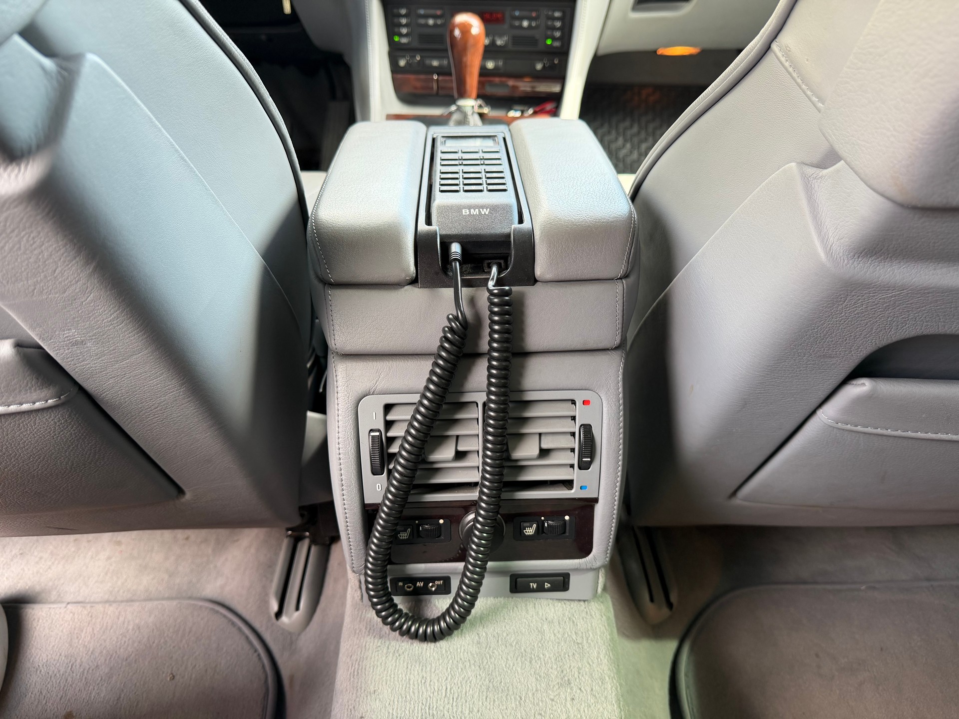 BMW 750i-image-12